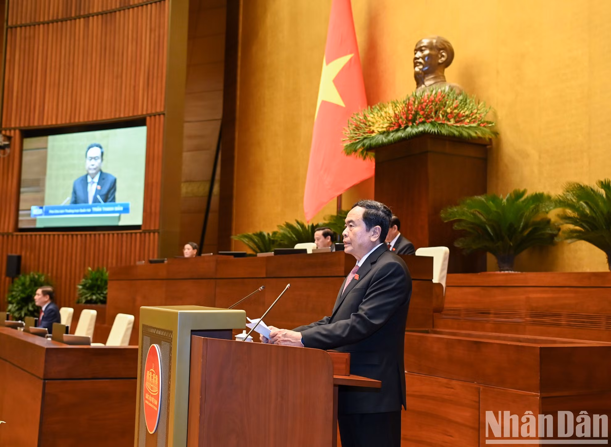 El vicepresidente permanente de la AN, Tran Thanh Man, pronuncia el discurso de apertura.