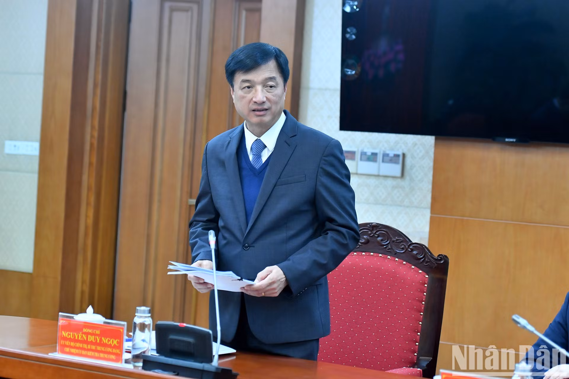 Nguyen Duy Ngoc, miembro del Buró Político, miembro del Secretariado y jefe de la Comisión de Control Disciplinario del PCV, interviene en la cita.