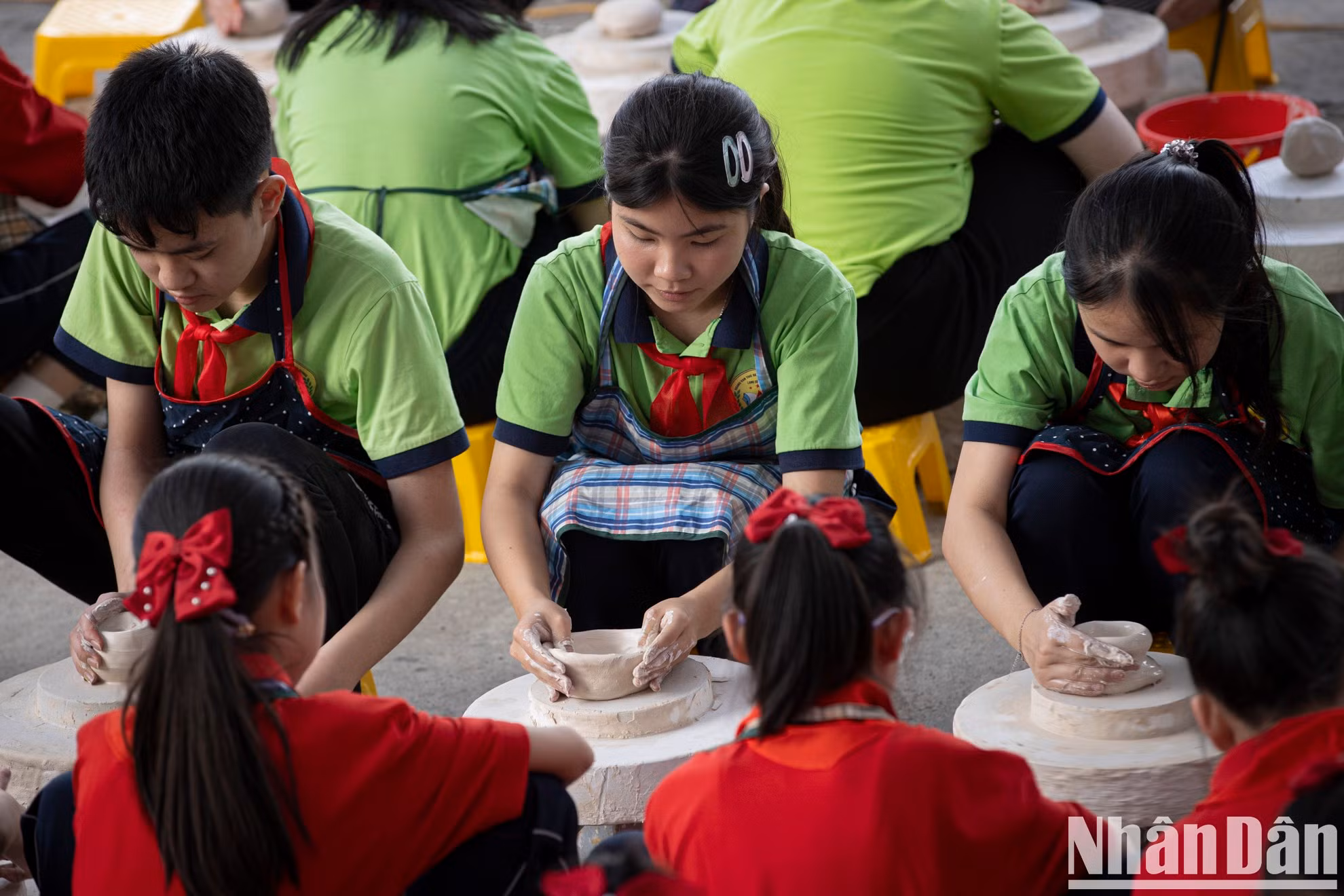 Se donan al comité organizador productos elaborados por los estudiantes.