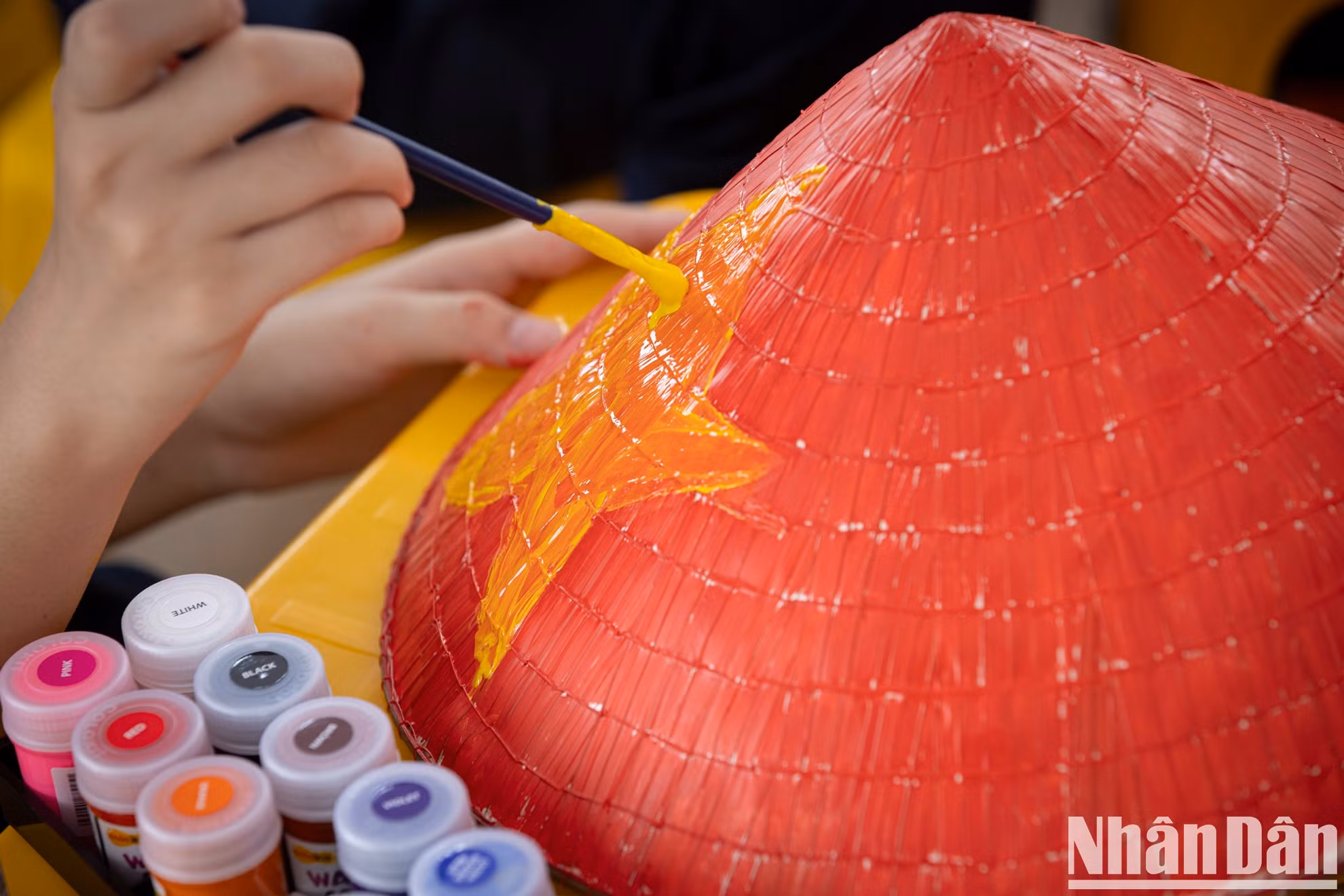 Los sombreros cónicos son una imagen familiar para los vietnamitas, no sólo para protegerse del sol y la lluvia, sino también como símbolo de la gracia y la sencillez.