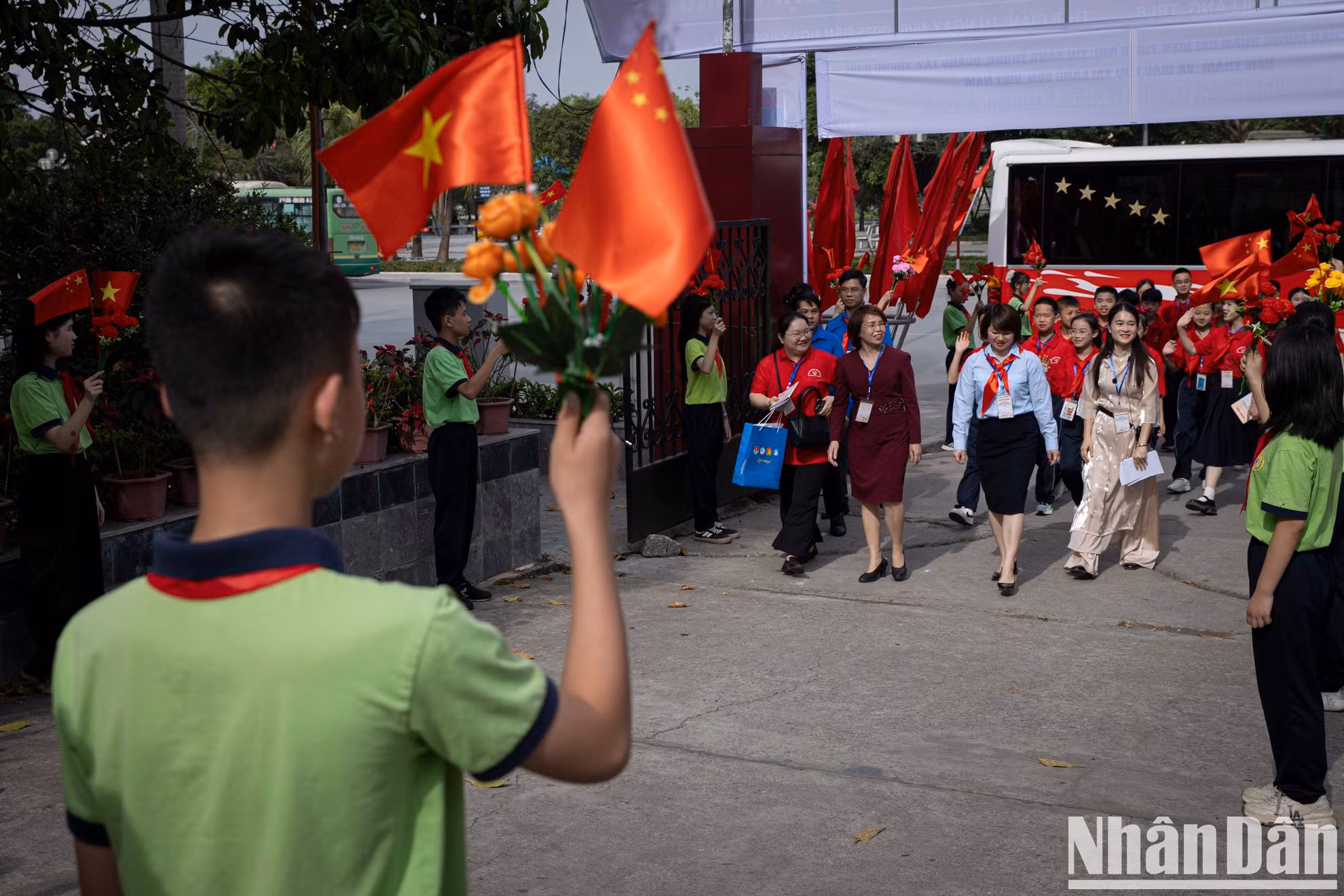 Los estudiantes de la escuela secundaria Hoang Van Thu dan una cálida bienvenida al grupo de 20 alumnos de la ciudad de Pingxiang, Guangxi, China.