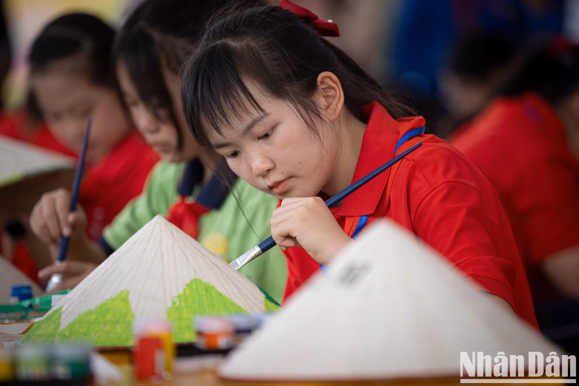 Decorar sombreros cónicos vietnamitas es una actividad cultural significativa.