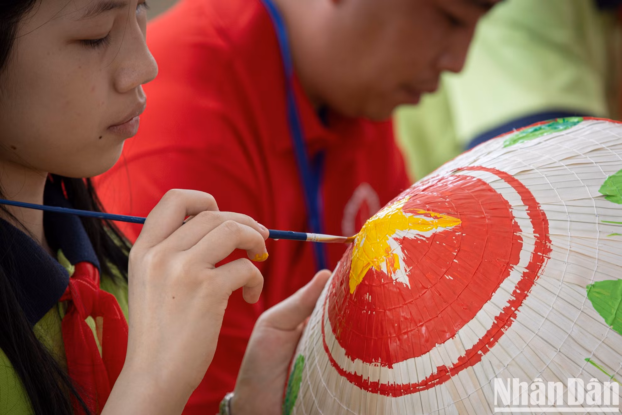 Esta actividad fomenta la creatividad de los estudiantes y les brinda la oportunidad de aprender y honrar los símbolos culturales tradicionales vietnamitas.