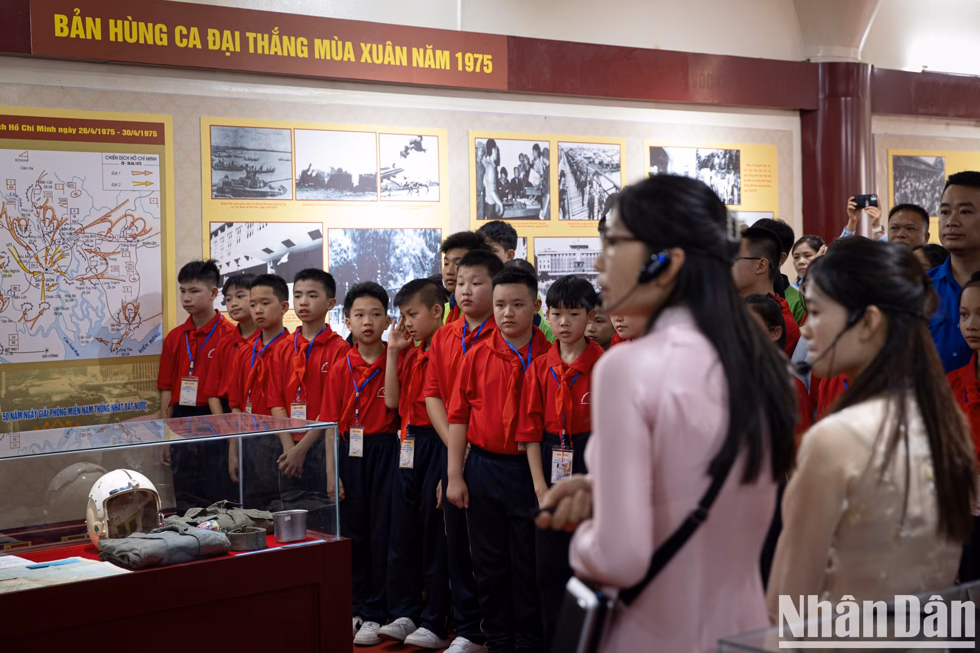 Los estudiantes visitan el área de exposición especial "Liberación del Sur en 1975, Epopeya de la Gran Victoria".