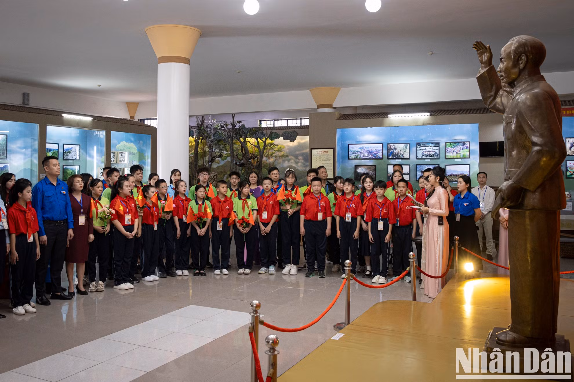 Estudiantes de ambos países visitan y conocen las características culturales típicas de Lang Son en el Museo de la provincia.