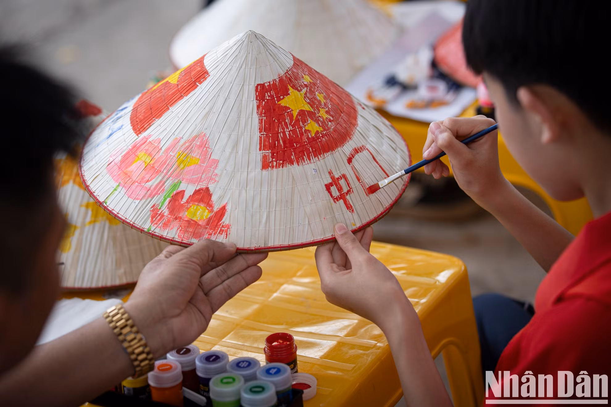 Los estudiantes tienen 10 minutos para decorar los sombreros cónicos.