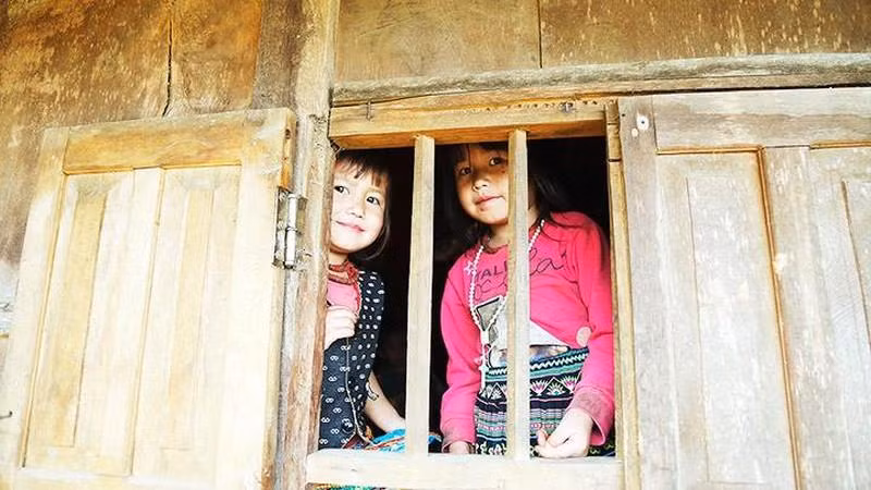 Niños en el pueblo de Be. Niños en el pueblo de Be.