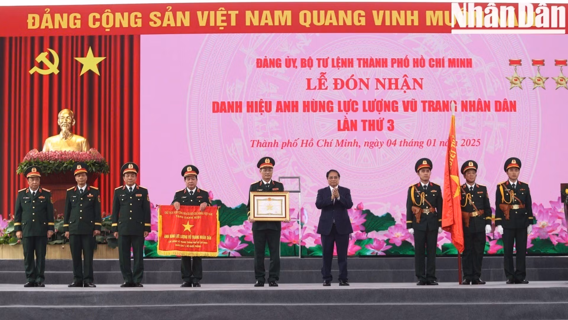 El primer ministro Pham Minh Chinh felicita a las Fuerzas Armadas de Ciudad Ho Chi Minh.
