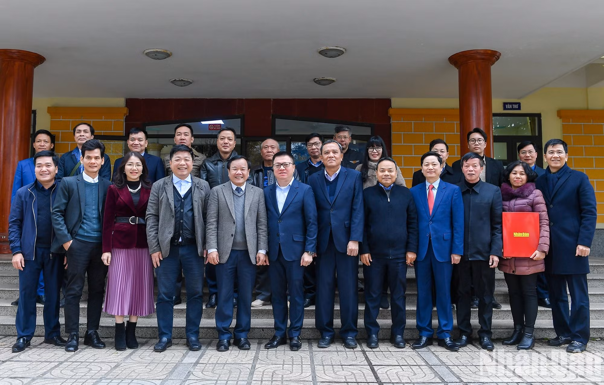 Representantes de Nhan Dan y de las agencias de prensa Bac Giang toman foto de recuerdo.