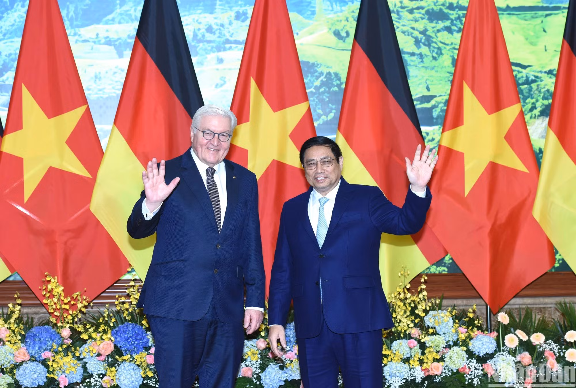 Minh Chinh y Frank-Walter Steinmeier saludan a la prensa. Minh Chinh y Frank-Walter Steinmeier saludan a la prensa.