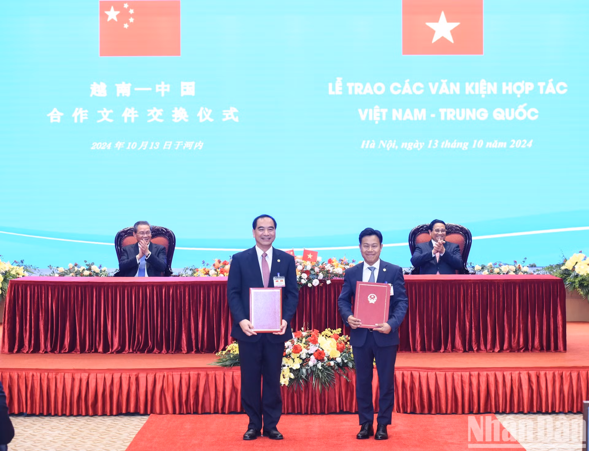 Los dos primeros ministros presencian la firma del Memorando de entendimiento sobre cooperación integral entre la Universidad Nacional de Hanói, de Vietnam, y la Universidad de Pekín de China.