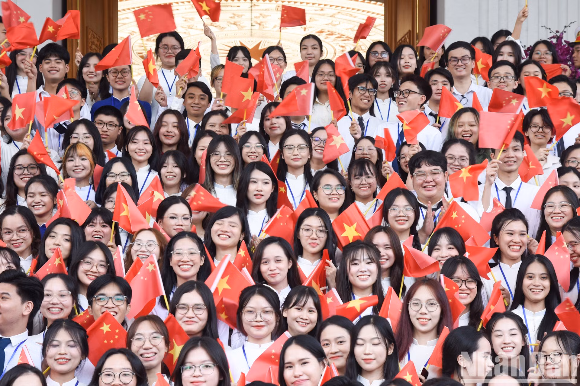 Estudiantes de la Universidad Nacional saludan al primer ministro chino, Li Qiang.