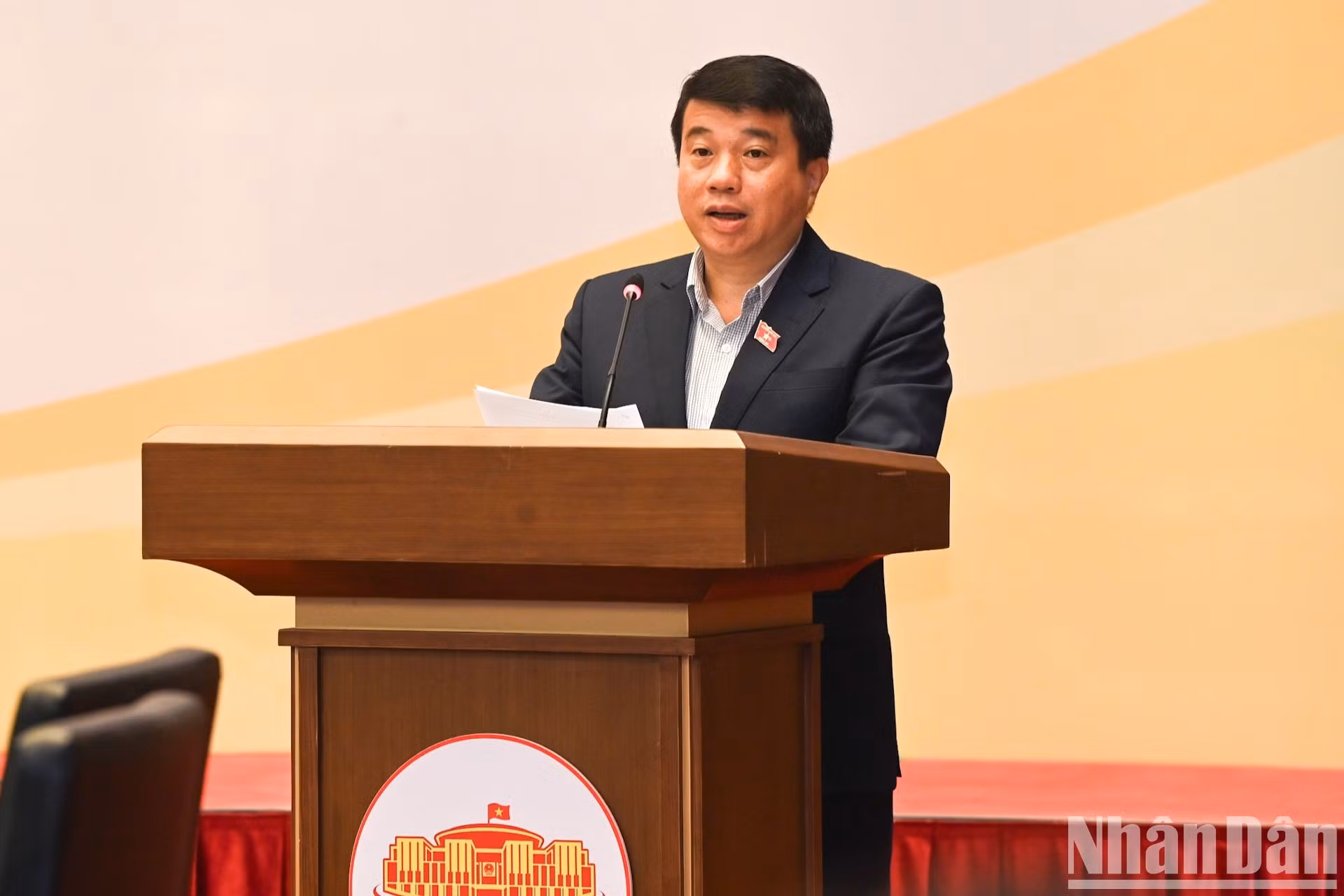 El presidente del Consejo de Asuntos Étnicos, Y Thanh Ha Nie K'dam, presenta un informe en la conferencia.