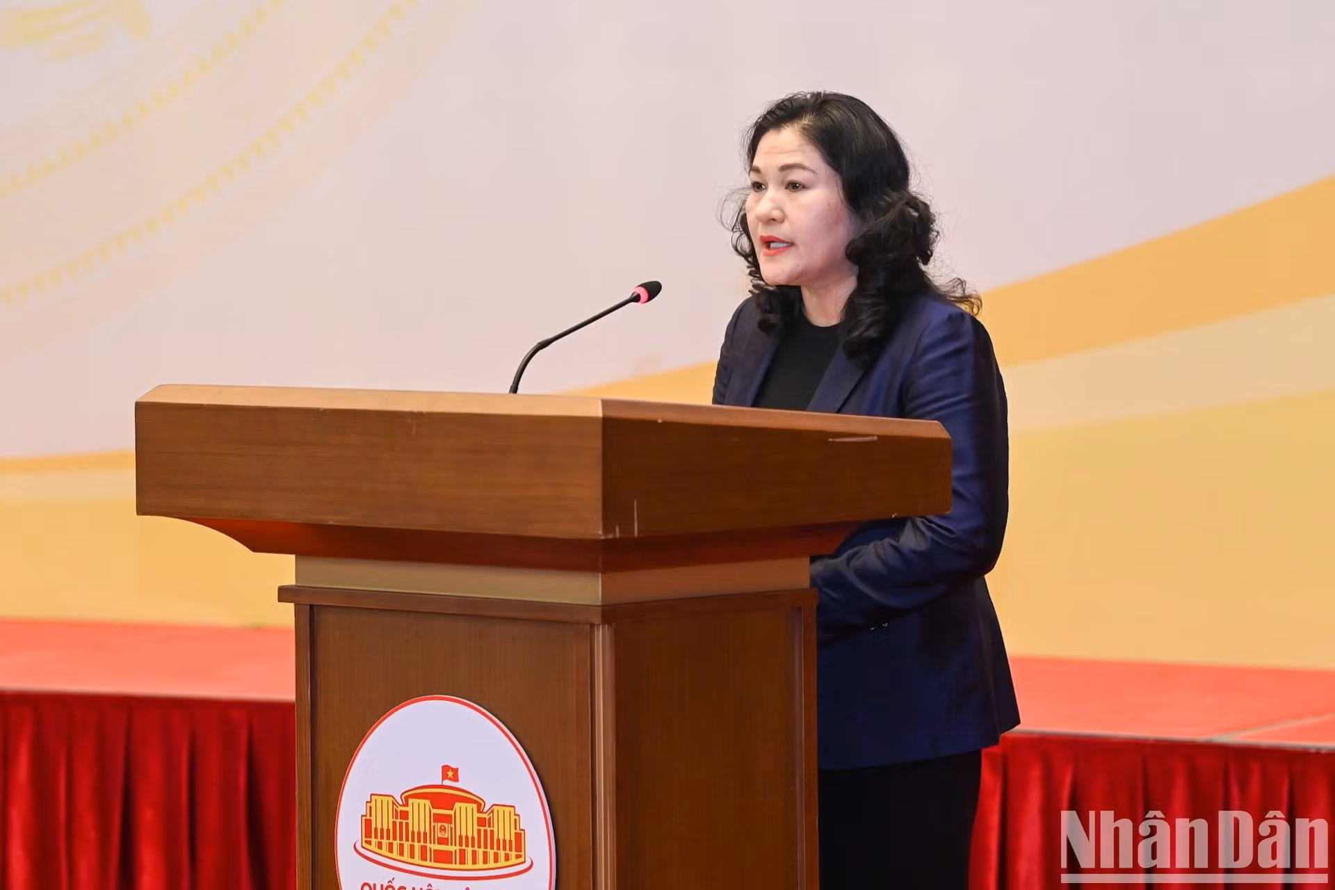 La viceministra de Trabajo, Inválidos de Guerra y Asuntos Sociales, Nguyen Thi Ha, presenta un informe en la conferencia.