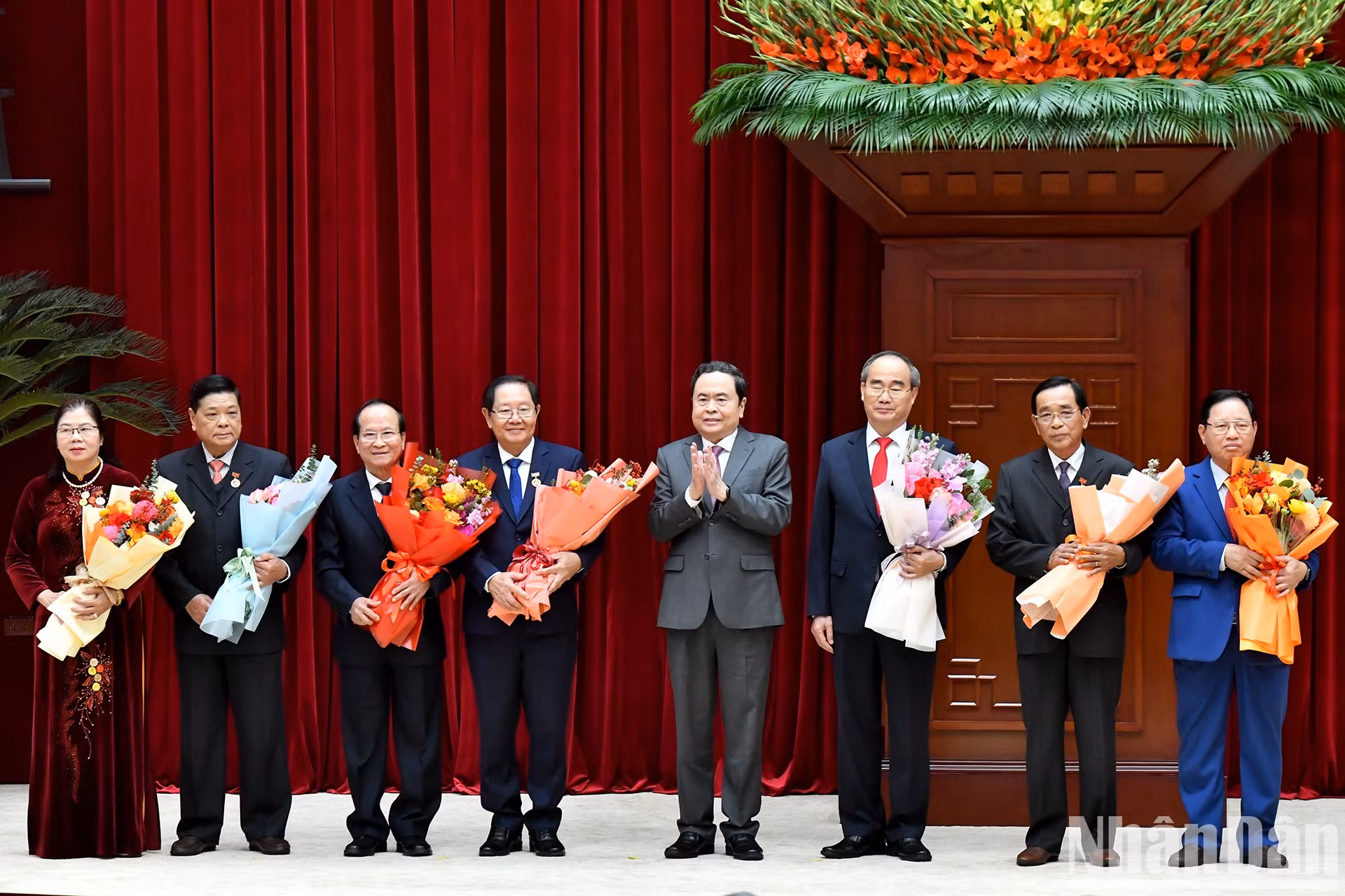 El presidente de la Asamblea Nacional, Tran Thanh Man, entrega la insignia del Partido a los exdirigentes del Partido y del Estado. El presidente de la Asamblea Nacional, Tran Thanh Man, entrega la insignia del Partido a los exdirigentes del Partido y del Estado.