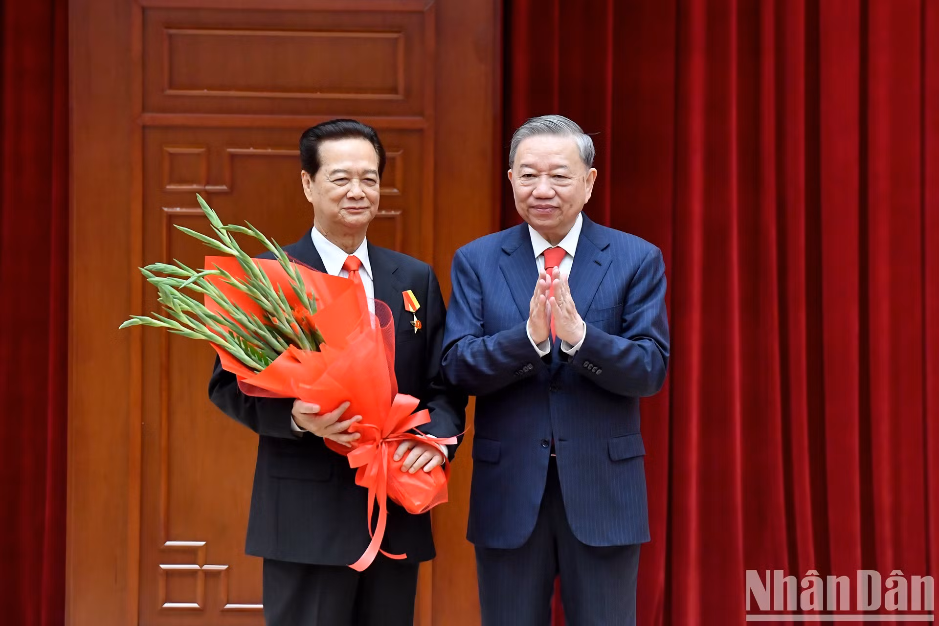 El secretario general del PCV, To Lam, entrega la Orden de la Estrella Dorada a Nguyen Tan Dung, ex primer ministro del Gobierno. El secretario general del PCV, To Lam, entrega la Orden de la Estrella Dorada a Nguyen Tan Dung, ex primer ministro del Gobierno.