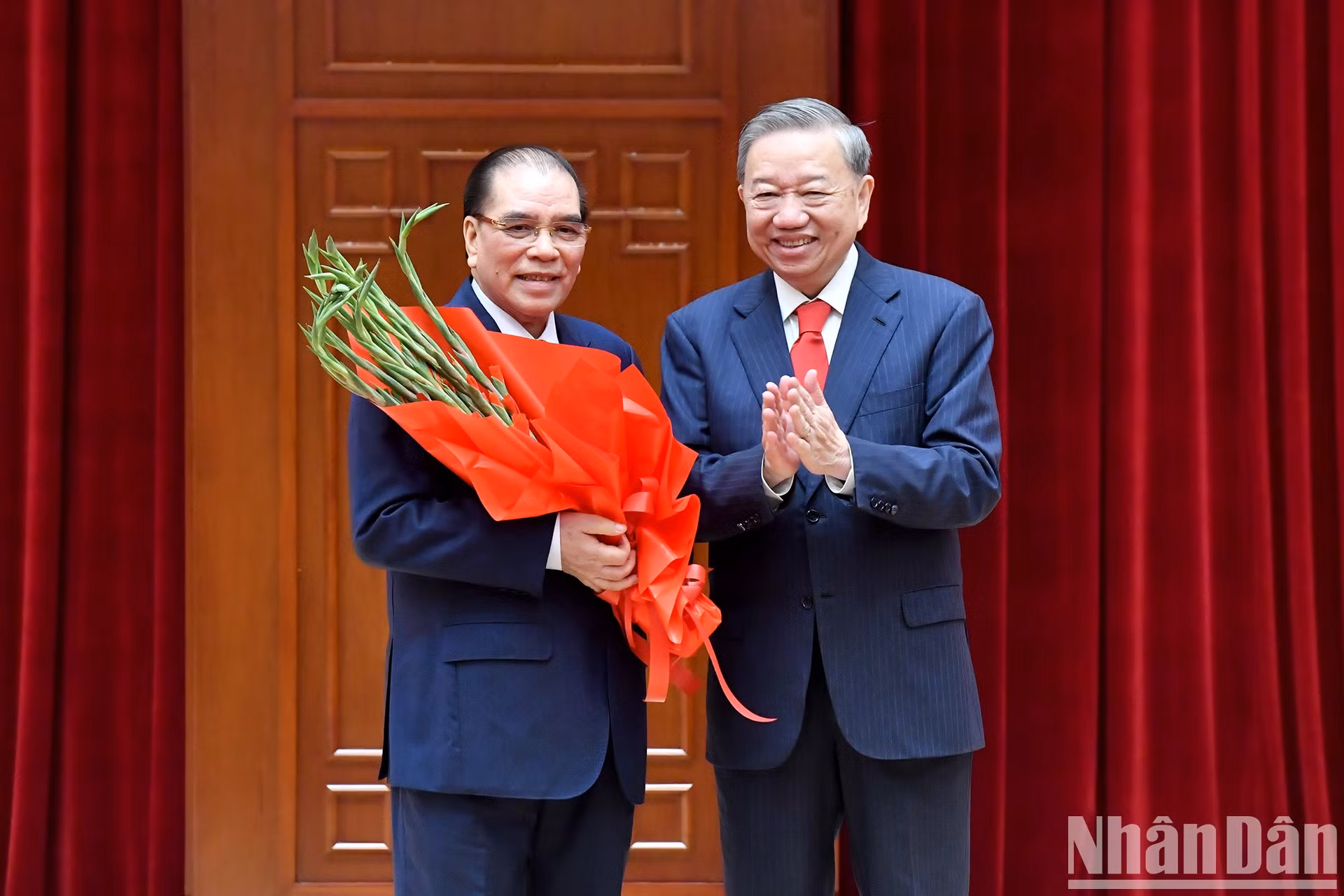 El secretario general del PCV, To Lam, entrega la Orden de la Estrella Dorada a Nong Duc Manh, ex secretario general del PCV. El secretario general del PCV, To Lam, entrega la Orden de la Estrella Dorada a Nong Duc Manh, ex secretario general del PCV.