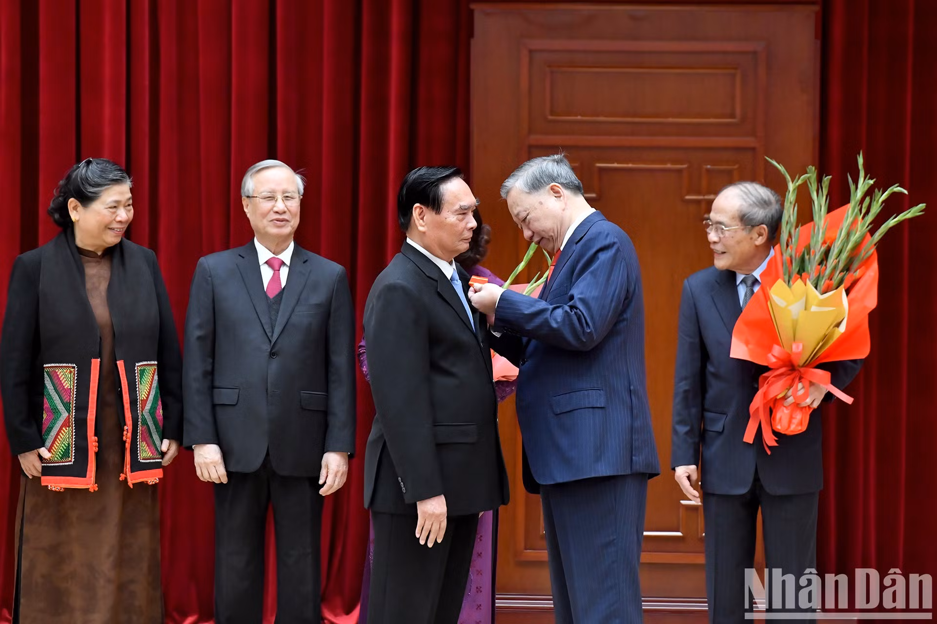 El secretario general del PCV, To Lam, entrega la Orden Ho Chi Minh a ex los líderes del Partido y del Estado. El secretario general del PCV, To Lam, entrega la Orden Ho Chi Minh a ex los líderes del Partido y del Estado.