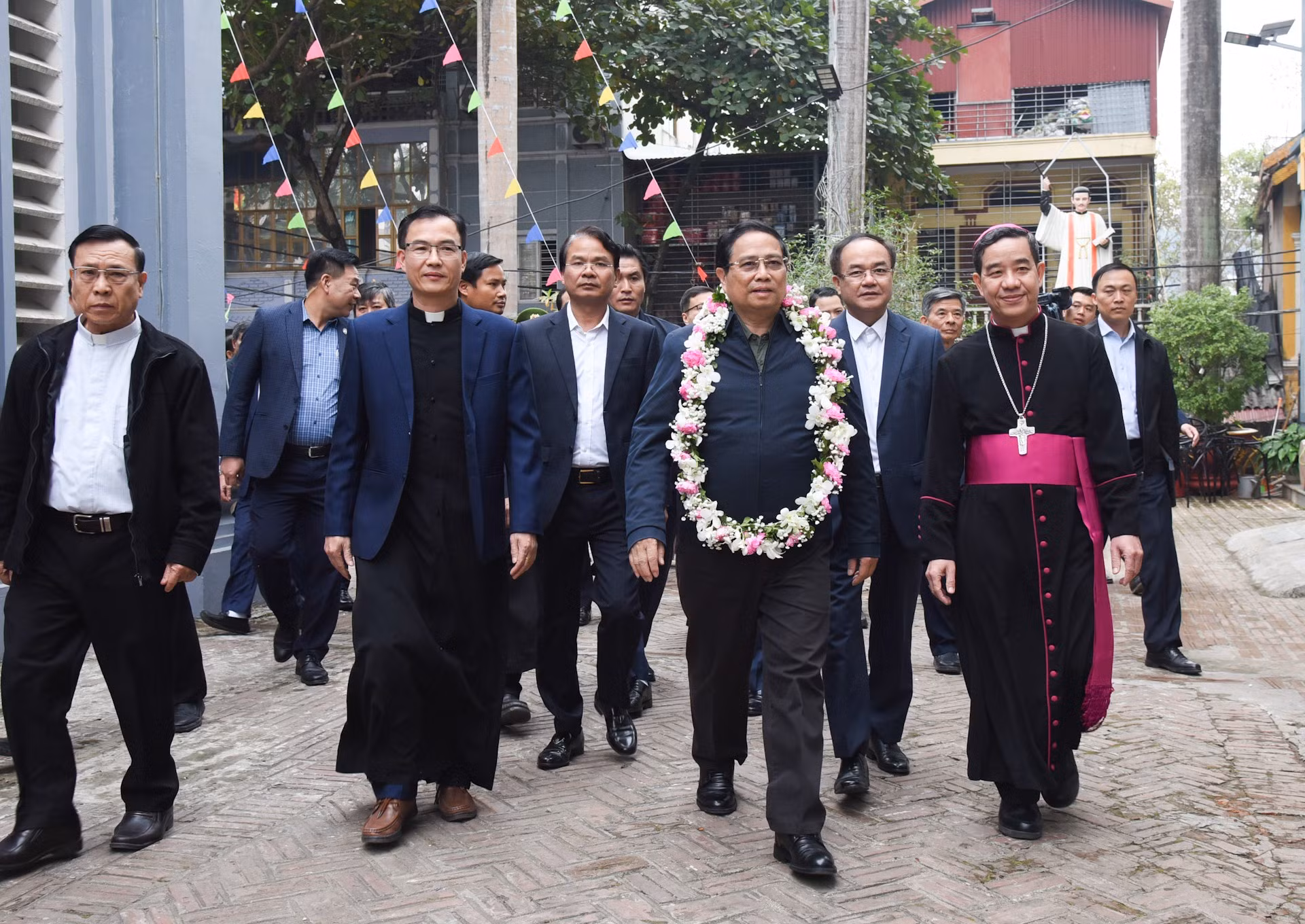 Con motivo de la Navidad, el primer ministro visita y felicita a sacerdotes, dignatarios religiosos y feligreses de la parroquia de Lao Cai.