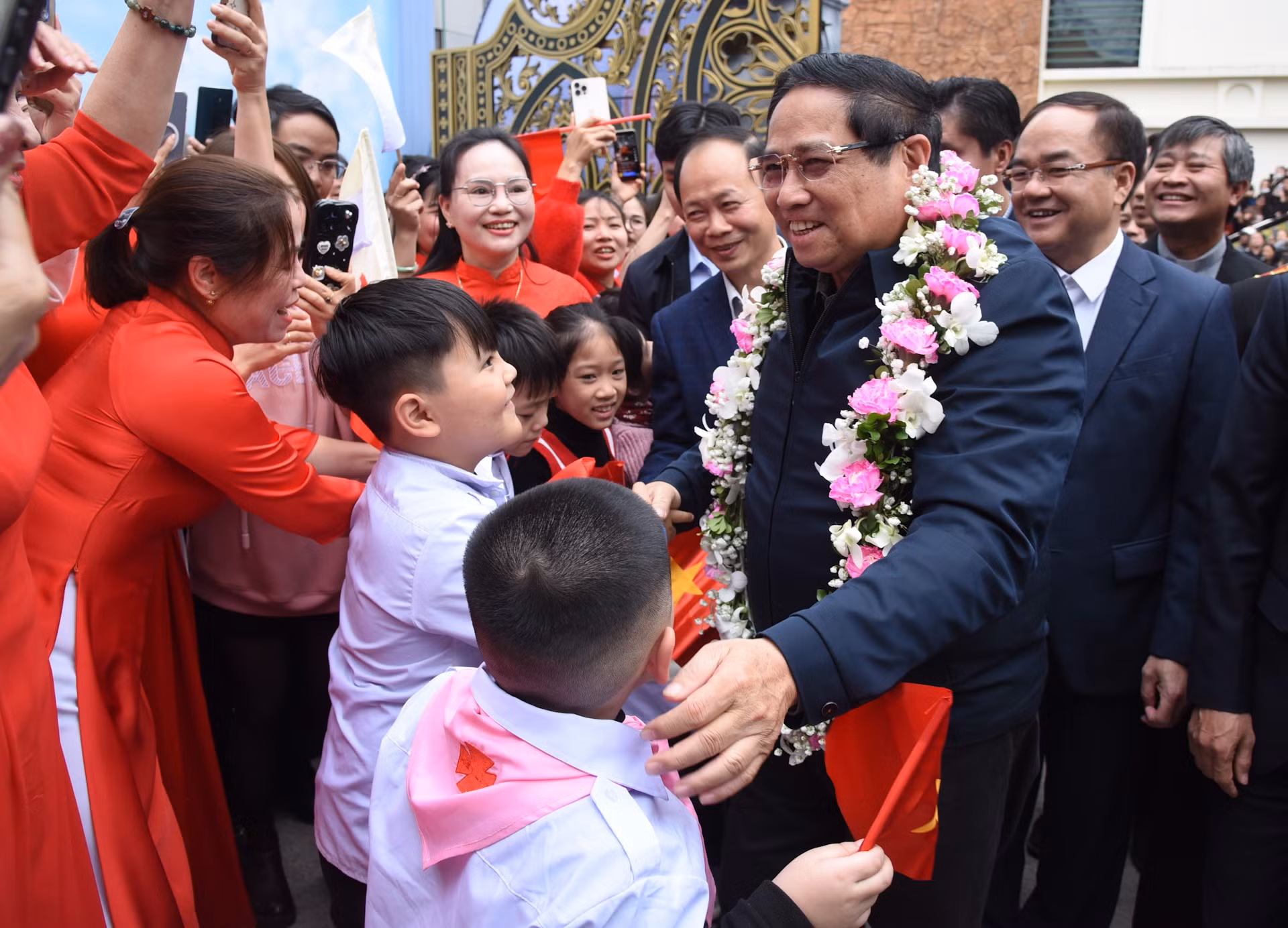 Con motivo de la Navidad, el primer ministro visita y felicita a sacerdotes, dignatarios religiosos y feligreses de la parroquia de Lao Cai.