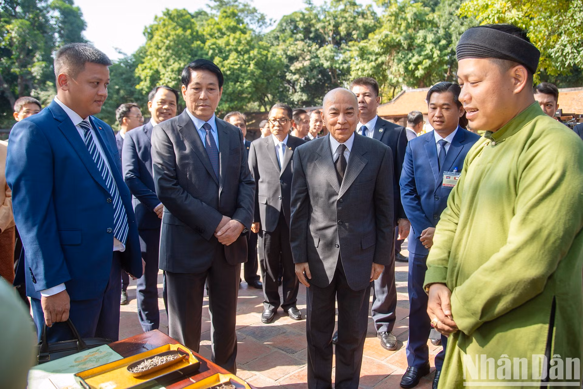 El presidente Luong Cuong y el rey camboyano, Norodom Sihamoni, escuchan una introducción sobre los preciosos tés de Vietnam.