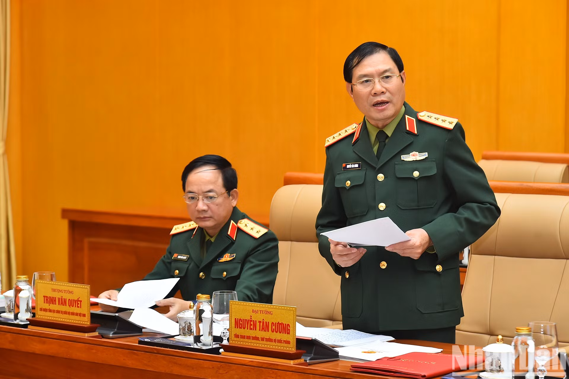 El general Nguyen Tan Cuong, jefe del Estado Mayor del Ejército Popular de Vietnam, presenta un informe en la reunión.
