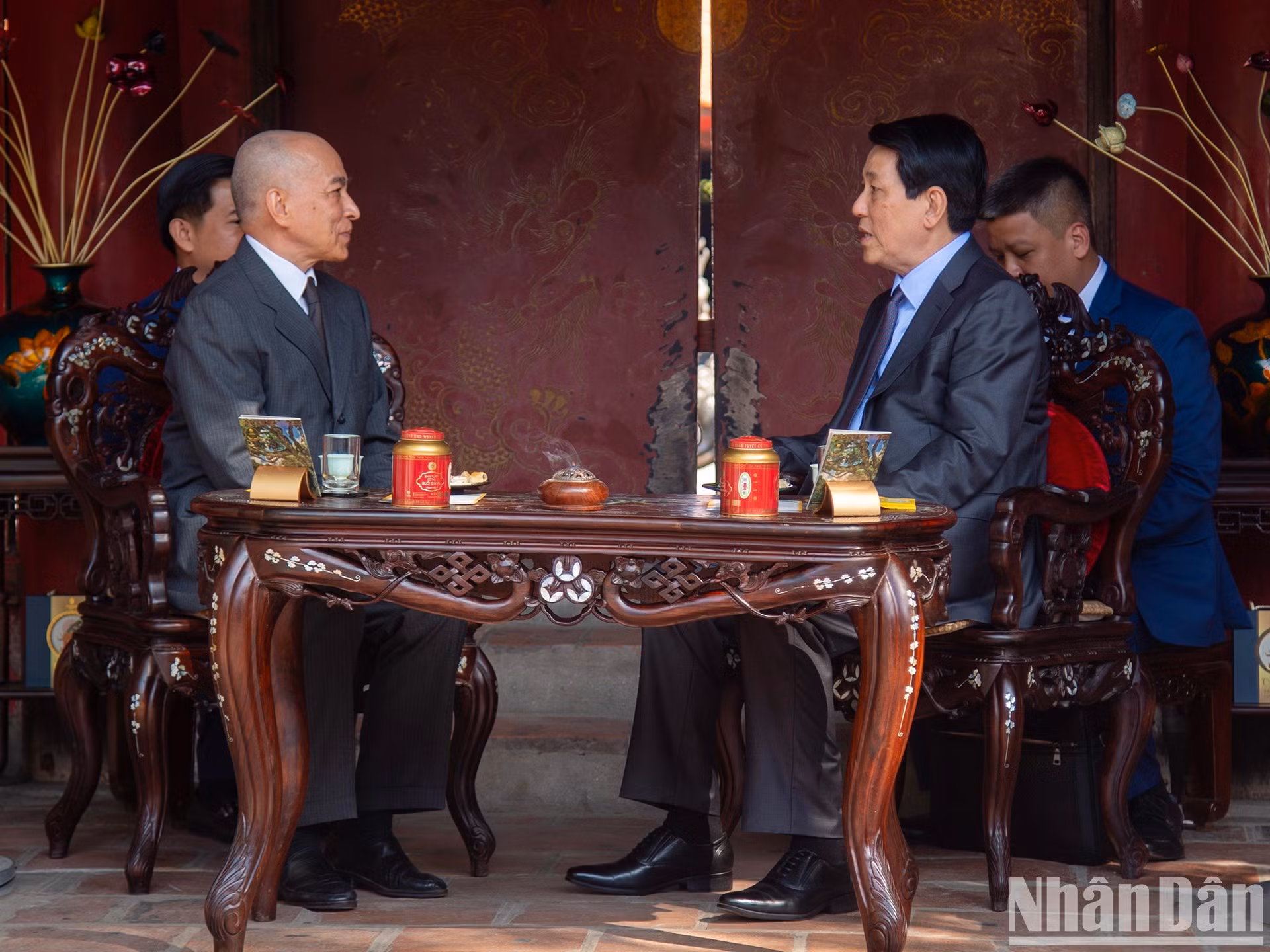 El presidente Luong Cuong y el rey camboyano Norodom Sihamoni conversan durante la reunión del té.