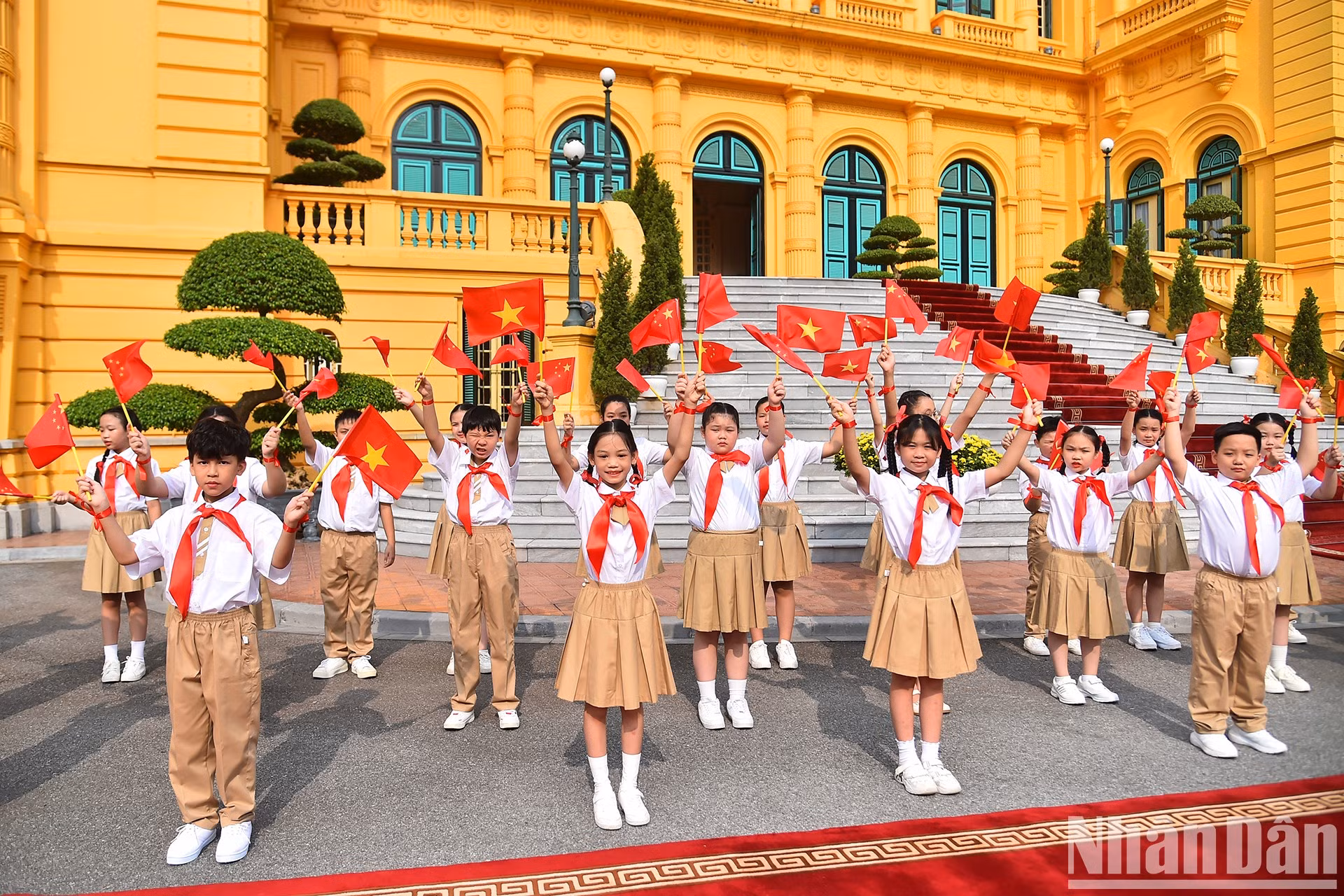 Los niños de Hanói dan la bienvenida al primer ministro chino, Li Qiang, y a la delegación de alto rango que lo acompaña. Los niños de Hanói dan la bienvenida al primer ministro chino, Li Qiang, y a la delegación de alto rango que lo acompaña.