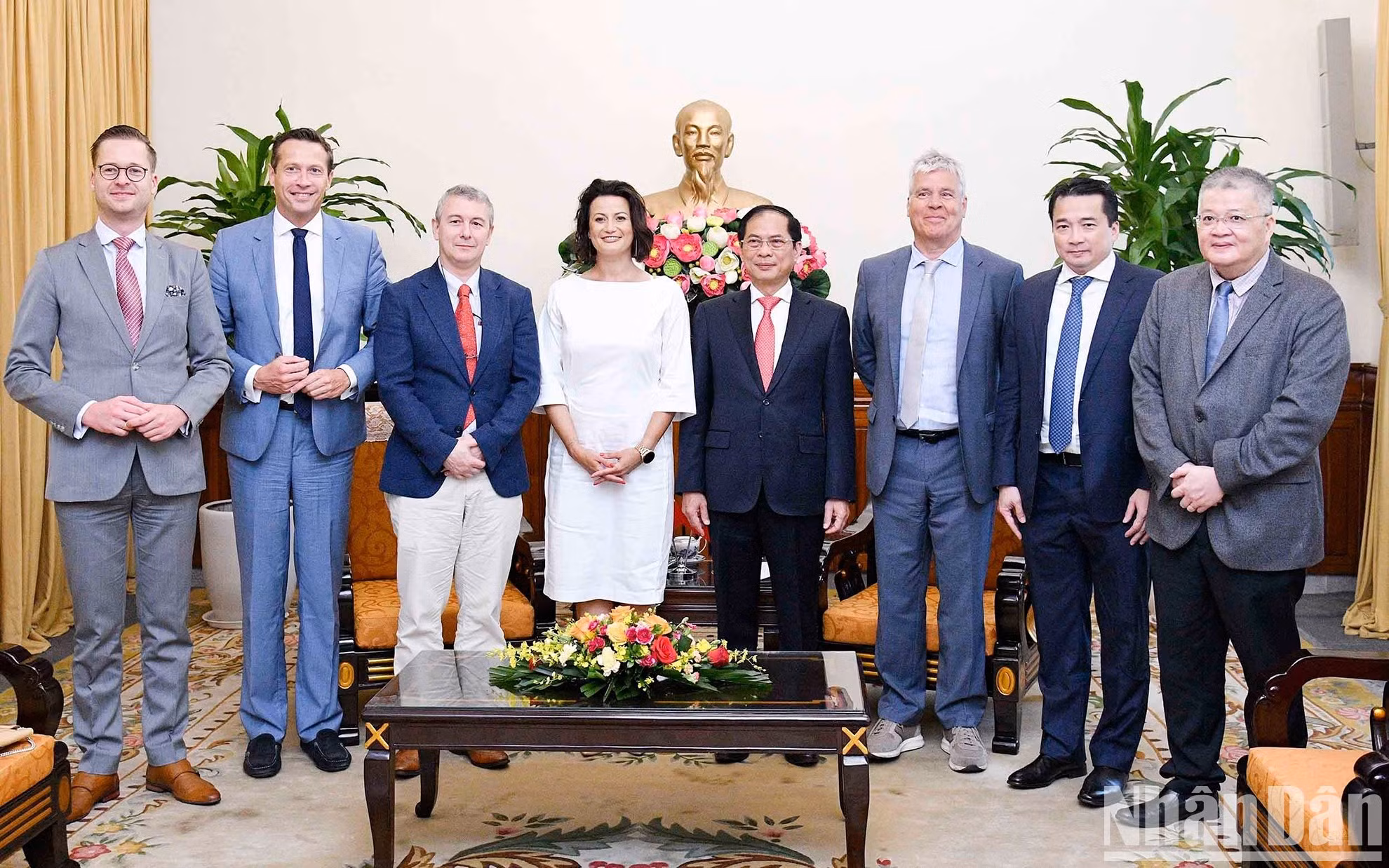 La presidenta del Senado belga, Stephanie D'Hose y el ministro de Relaciones Exteriores de Vietnam, Bui Thanh Son, junto con los delegados en la reunión.