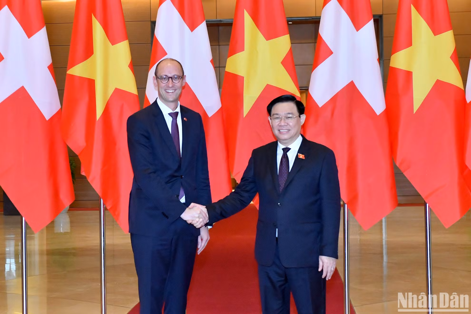 Dirigente legislativo vietnamita recibe al presidente del Consejo Nacional de Suiza