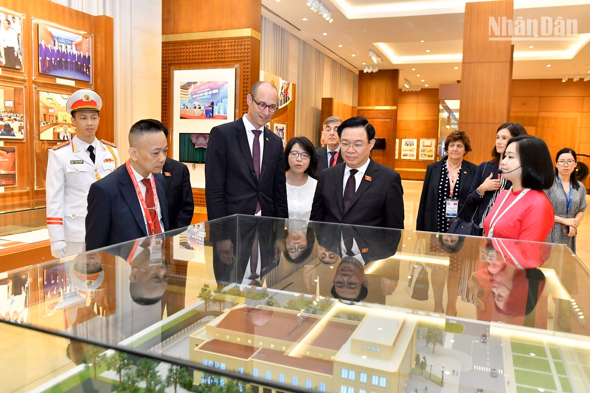 Los delegados suizos visitan la Casa tradicional de la Asamblea Nacional de Vietnam.