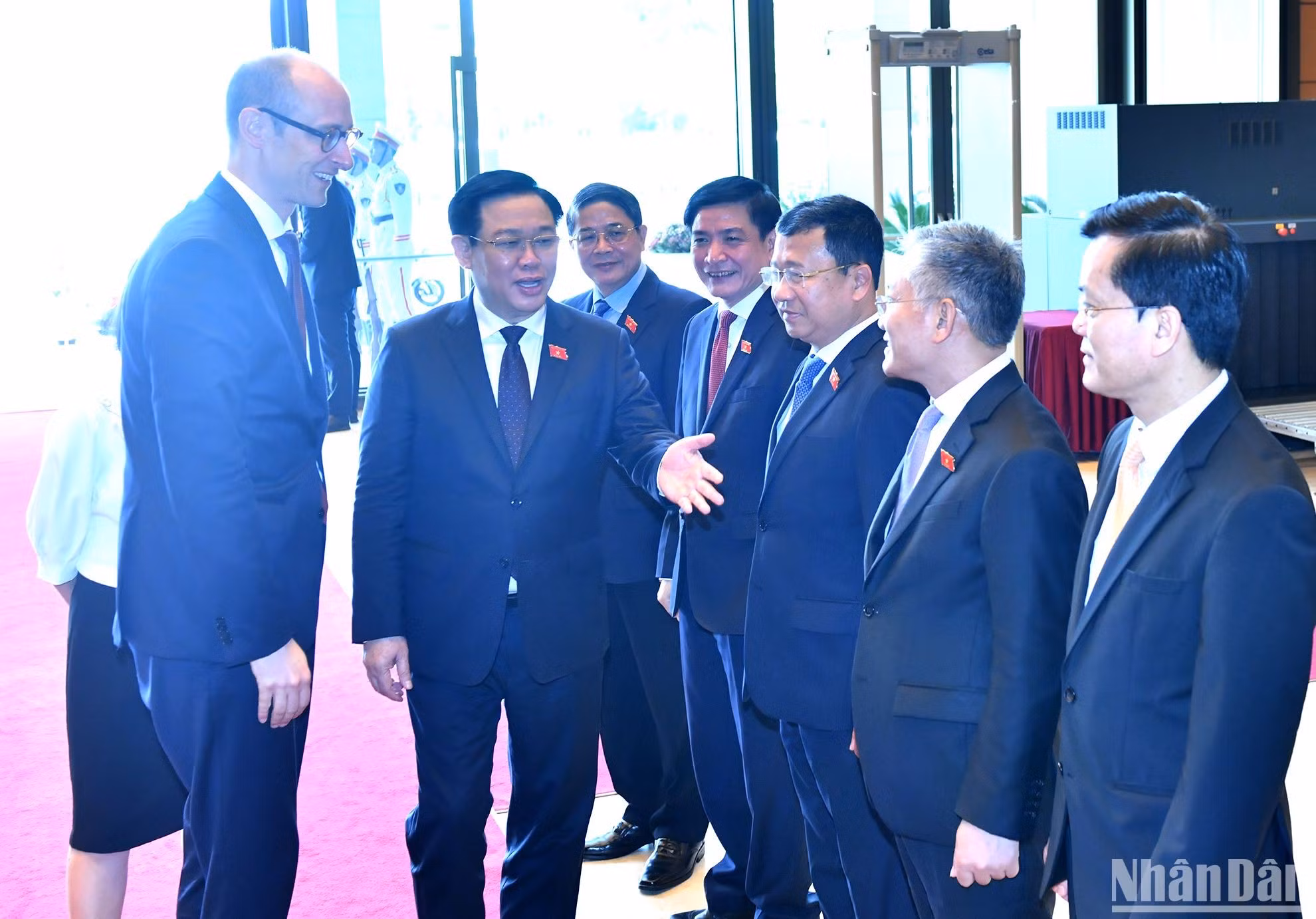 El presidente de la AN, Vuong Dinh Hue, presenta a los miembros de la delegación vietnamita al presidente del Consejo Nacional de Suiza, Martin Candinas.