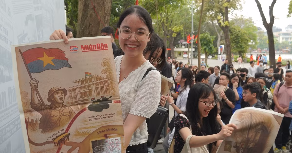 [Foto] Lectores felices de recibir publicación informativa especial de Nhan Dan 
