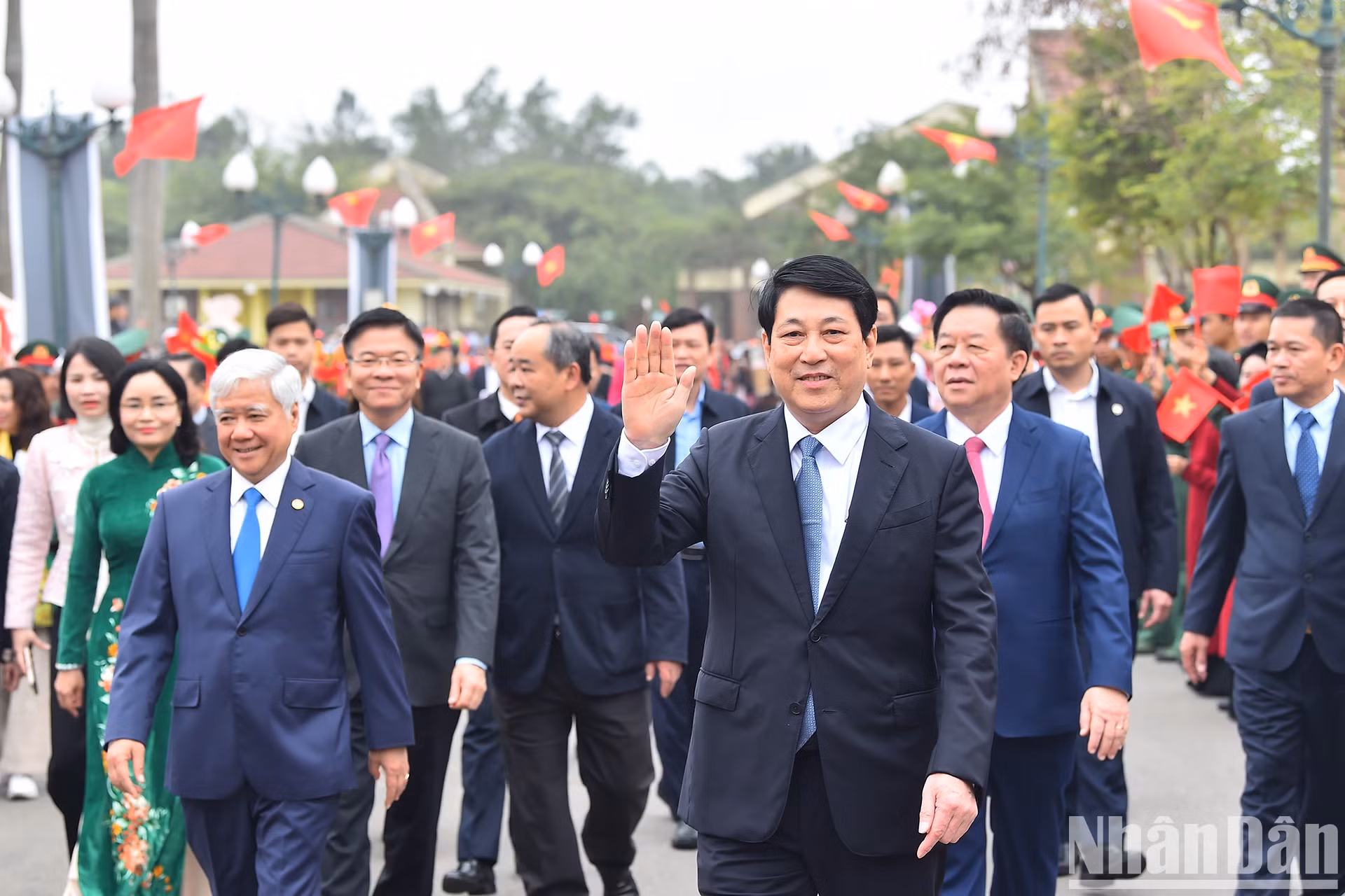 El presidente Luong Cuong y otros líderes del Partido y del Estado en el evento.