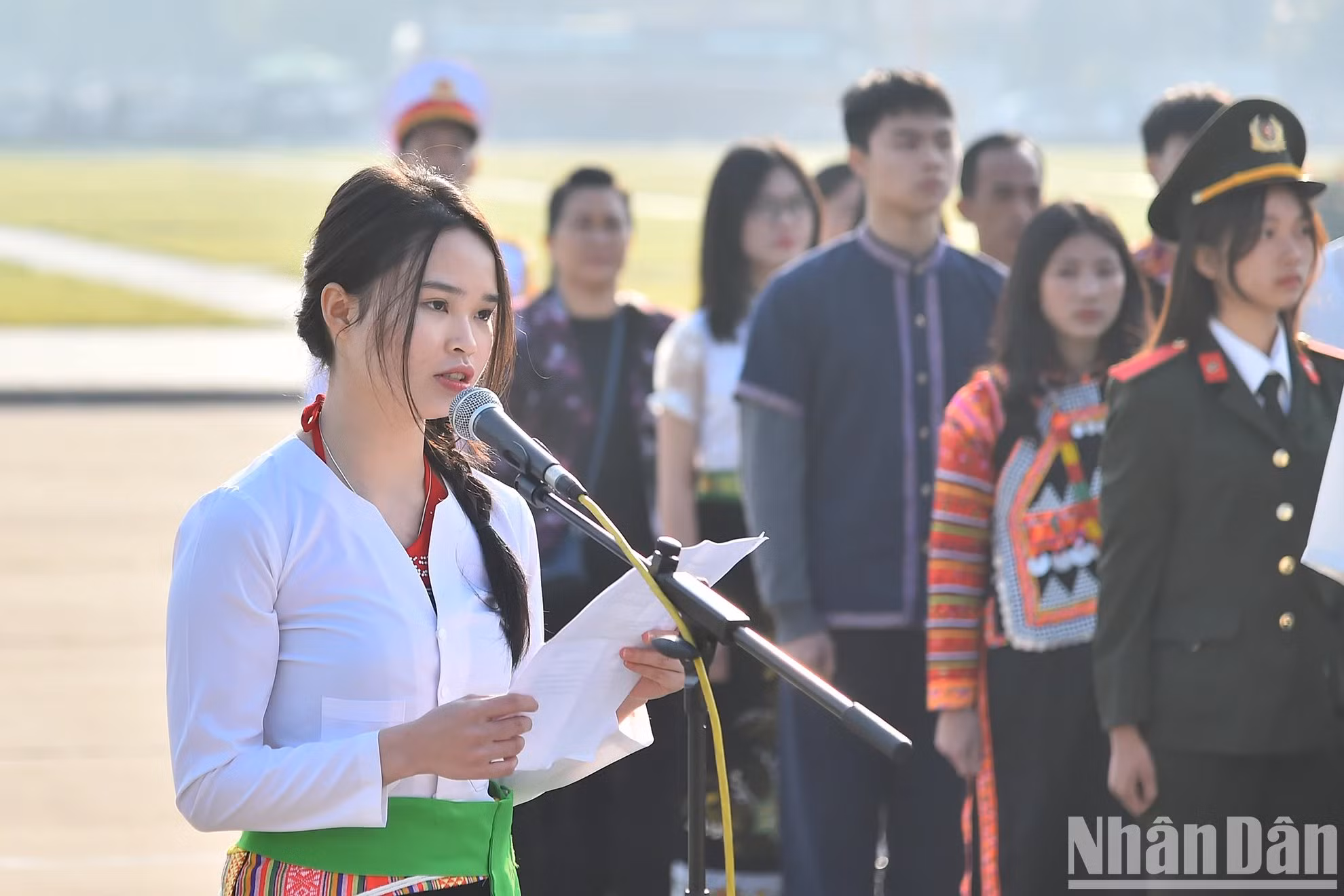Nguyen Thi Phuong Thao, de la etnia Muong, informa al tío Ho de las excelentes labores realizadas por los miembros de la delegación.