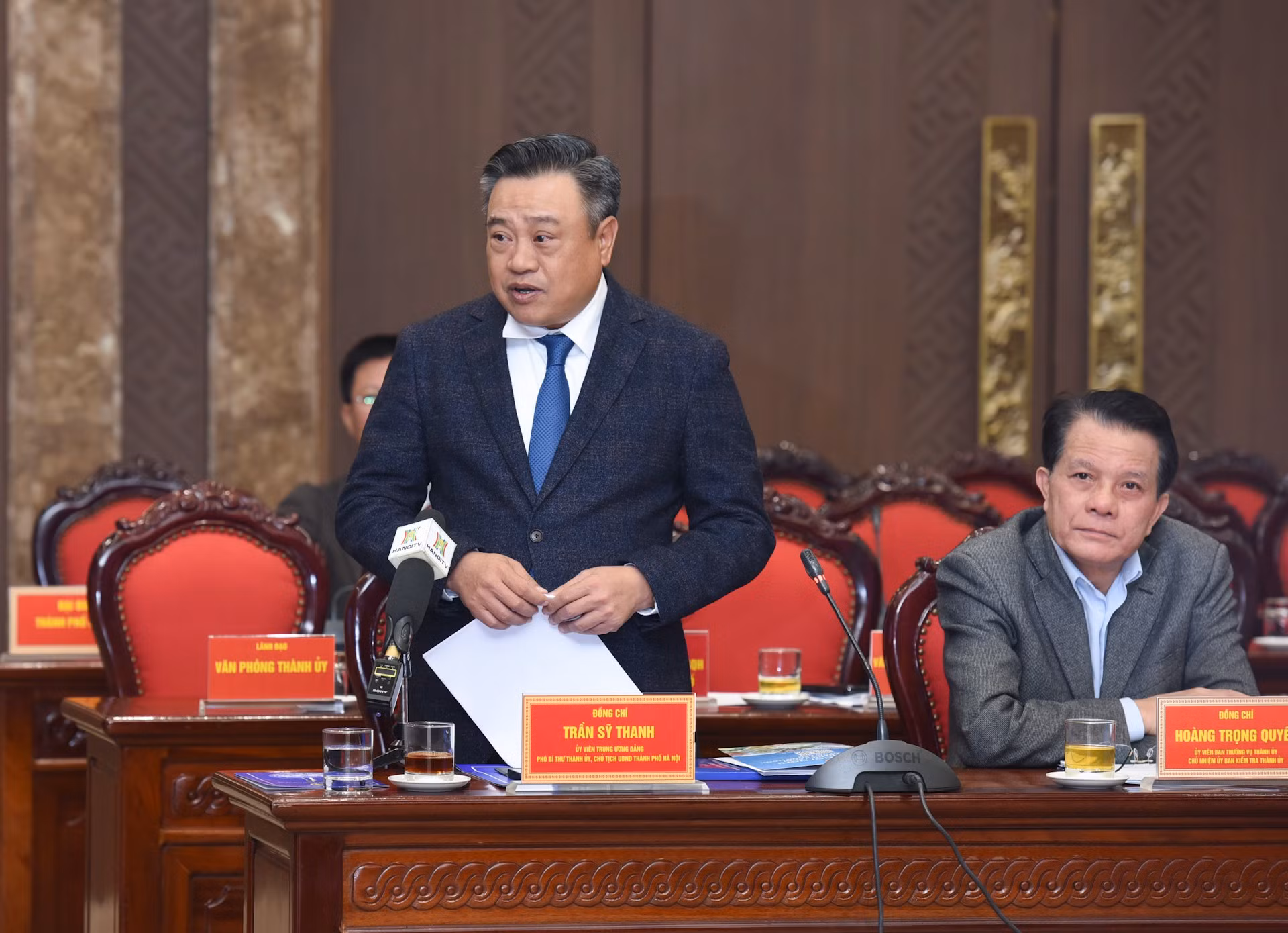 El presidente del Comité Popular de Hanói, Tran Sy Thanh, hace uso de la palabra en la reunión. El presidente del Comité Popular de Hanói, Tran Sy Thanh, hace uso de la palabra en la reunión.