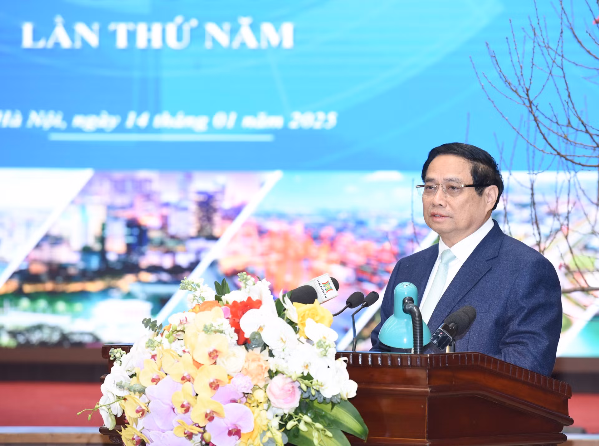 El primer ministro Pham Minh Chinh pronuncia un discurso en la conferencia. El primer ministro Pham Minh Chinh pronuncia un discurso en la conferencia.
