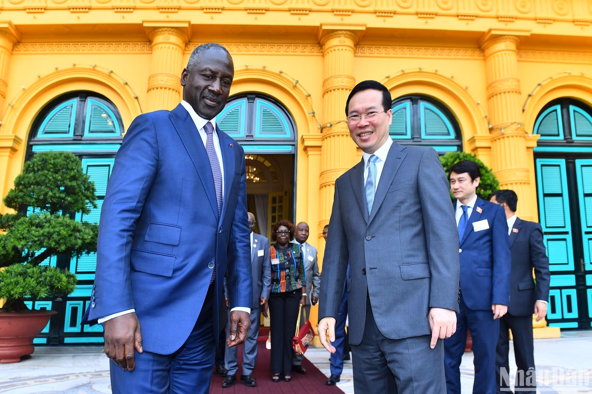 El presidente vietnamita Vo Van Thuong y el titular Parlamento de Costa de Marfil, Adama Bictogo, en el encuentro.