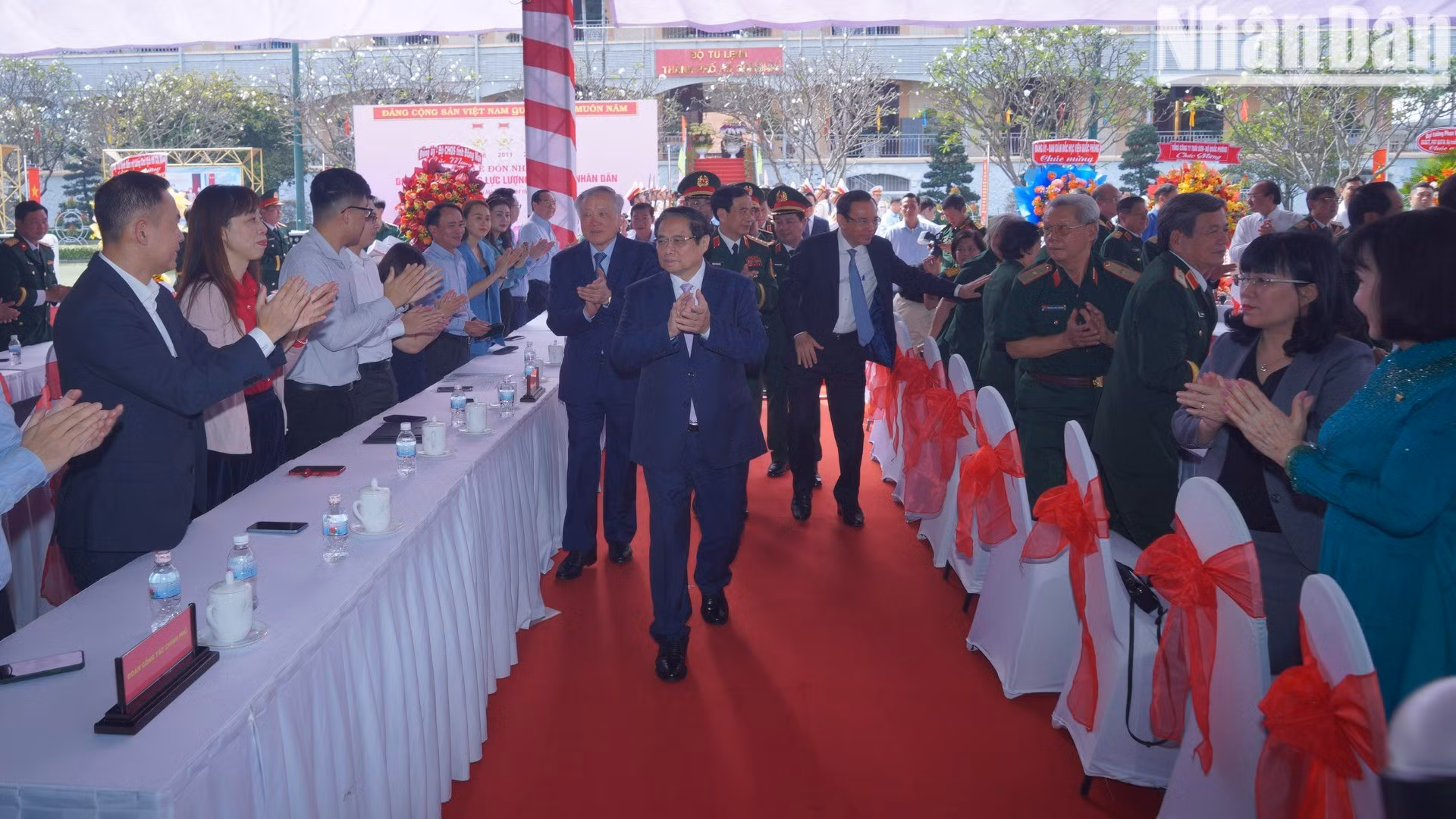 El primer ministro Pham Minh Chinh saluda a los delegados.