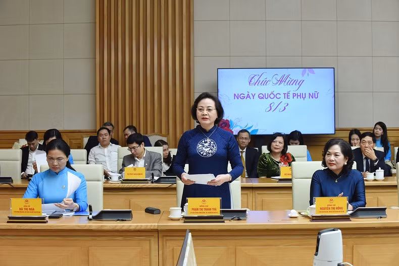 La ministra del Interior, Pham Thi Thanh Tra, resalta el significado de la ceremonia.