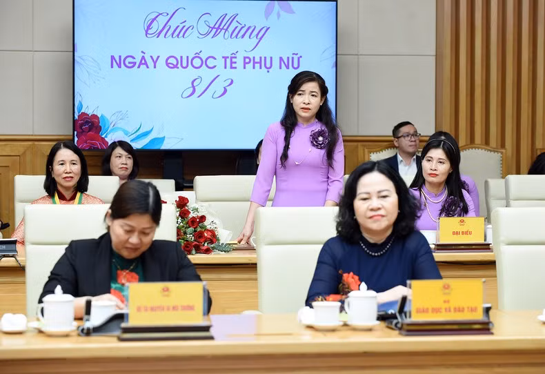 La profesora asociada y doctora Phan Thi Phuong Dung, subdirectora del Departamento de Tecnología de Farmacia de la Universidad de Farmacia de Hanói, expresa su honor de recibir el premio.