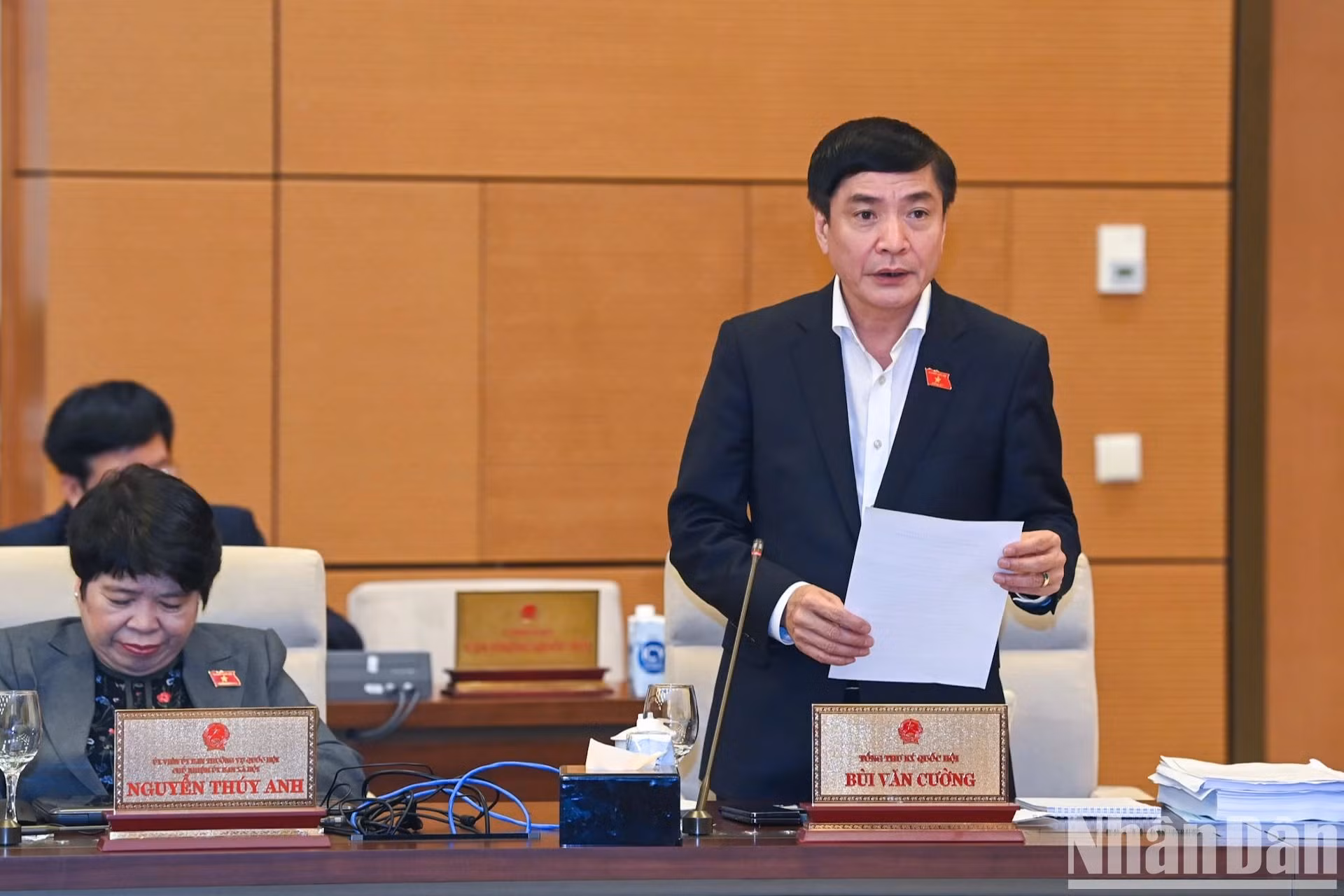 El secretario general y presidente de la Oficina de la Asamblea Nacional, Bui Van Cuong, interviene en la cita. El secretario general y presidente de la Oficina de la Asamblea Nacional, Bui Van Cuong, interviene en la cita.