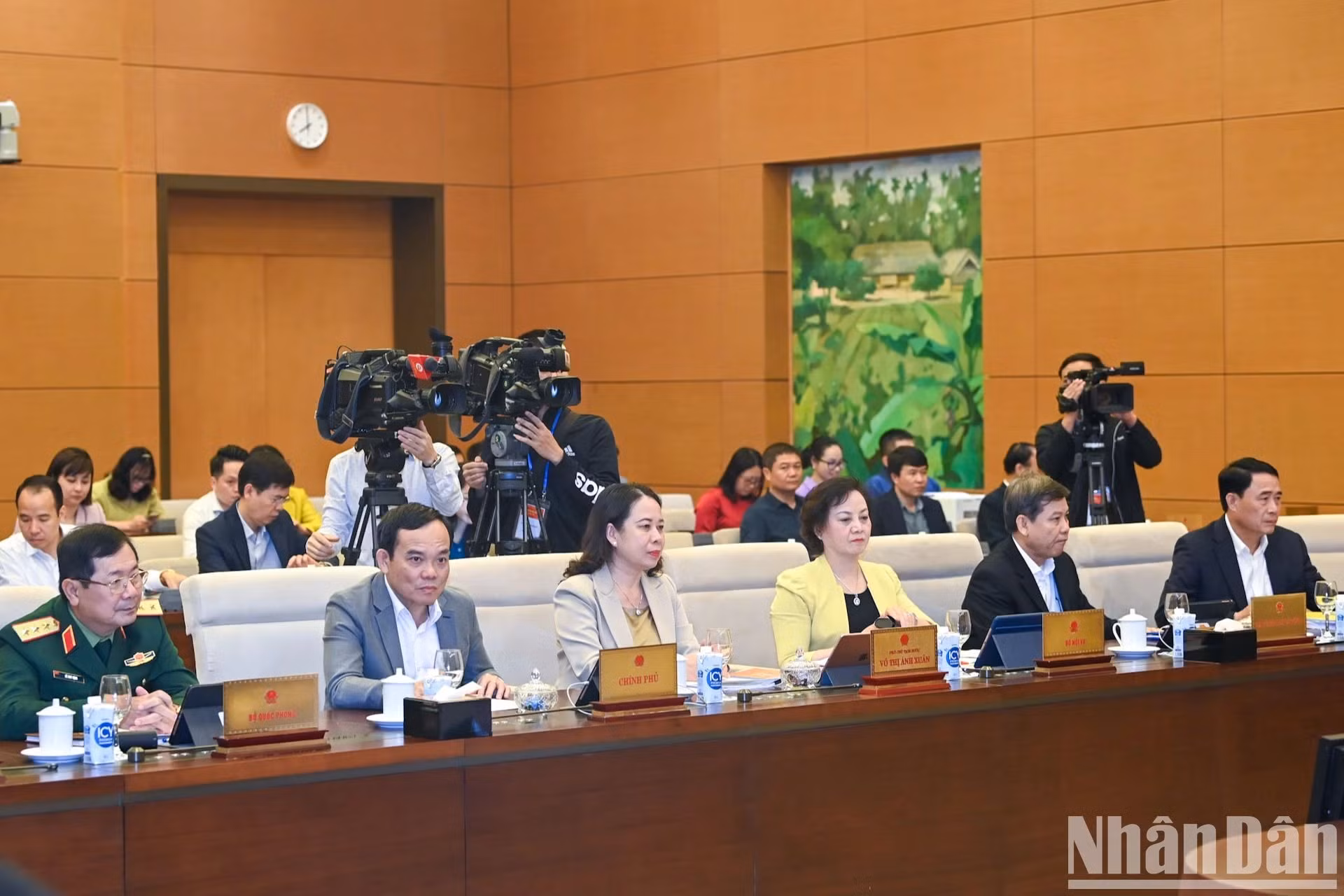 La vicepresidenta Vo Thi Anh Xuan, el viceprimer ministro Tran Luu Quang y los delegados en la reunión. La vicepresidenta Vo Thi Anh Xuan, el viceprimer ministro Tran Luu Quang y los delegados en la reunión.