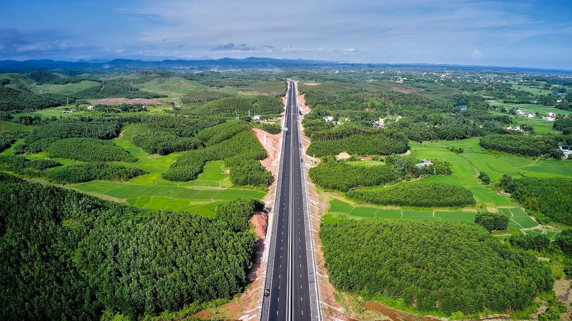 Con una longitud de más de 80 kilómetros, la obra se divide en dos proyectos independientes: la ruta Van Don - Tien Yen que cubre una distancia de 16 km y la ruta Tien Yen - Mong Cai, de 64 kilómetros.