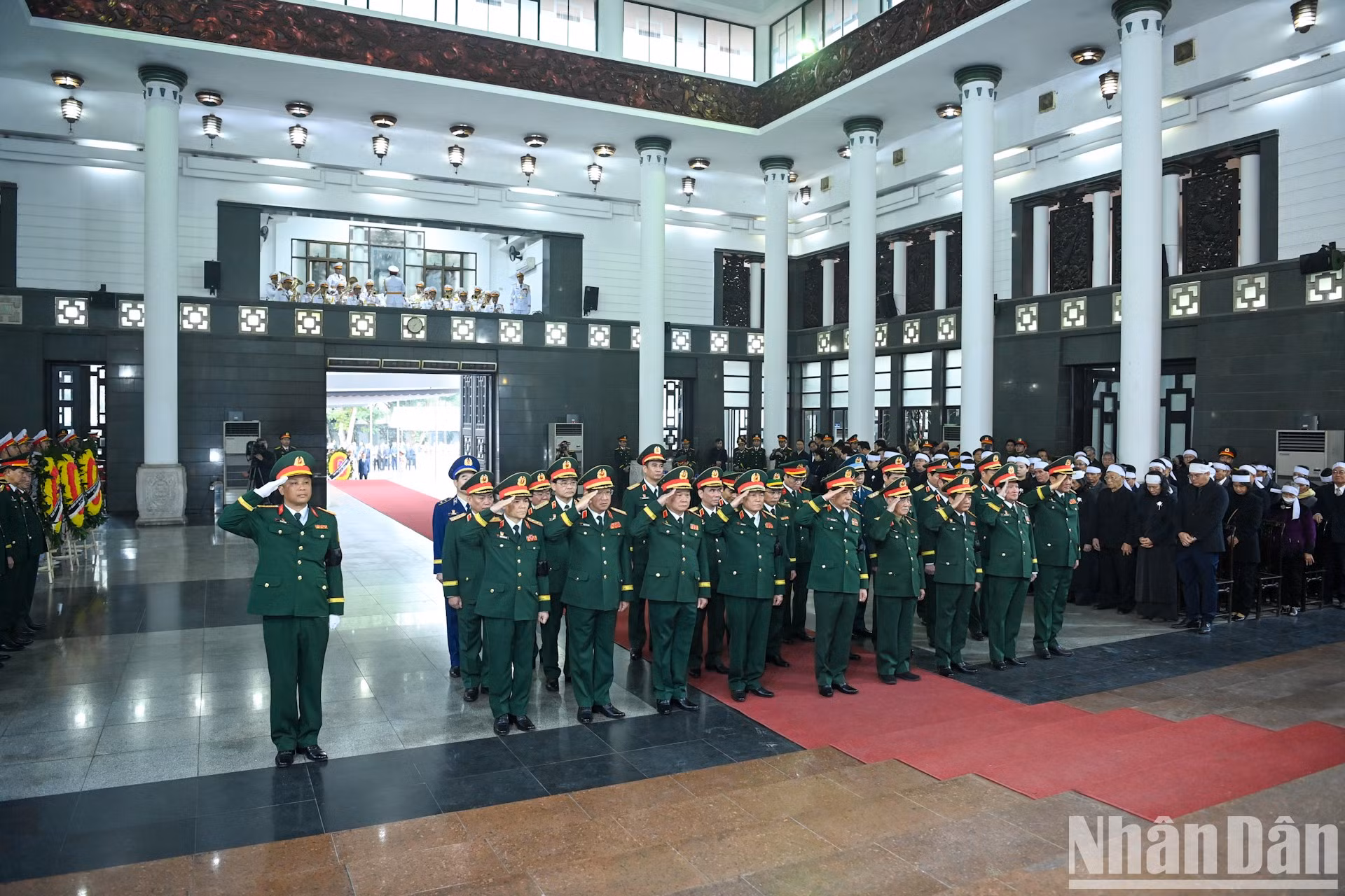 Dirigentes y exdirigentes de la Comisión Militar Central y del Ministerio de Defensa Nacional rinden homenaje al general Nguyen Quyet.