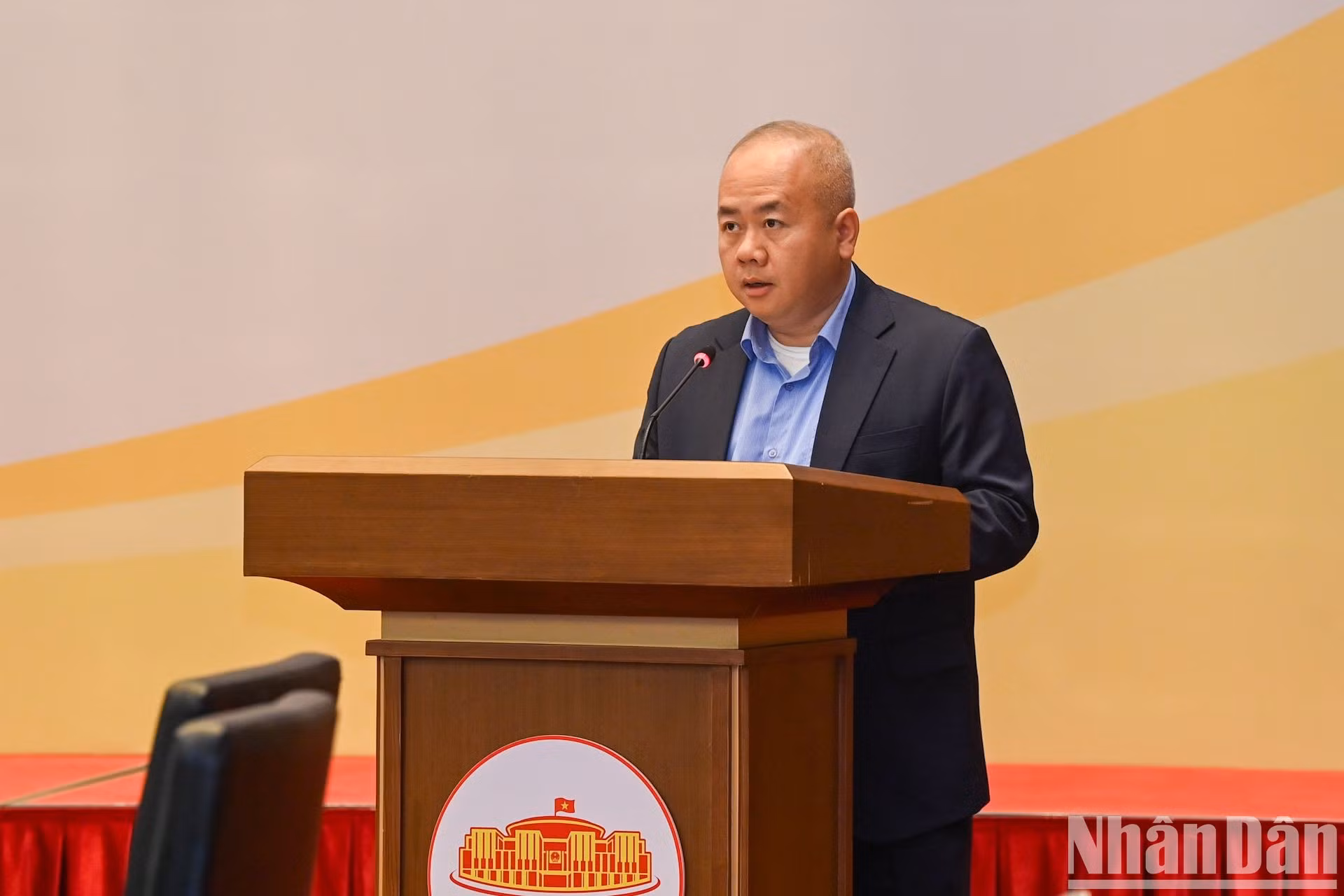 El viceministro de Planificación e Inversiones, Do Thanh Trung, presenta un informe en la conferencia.