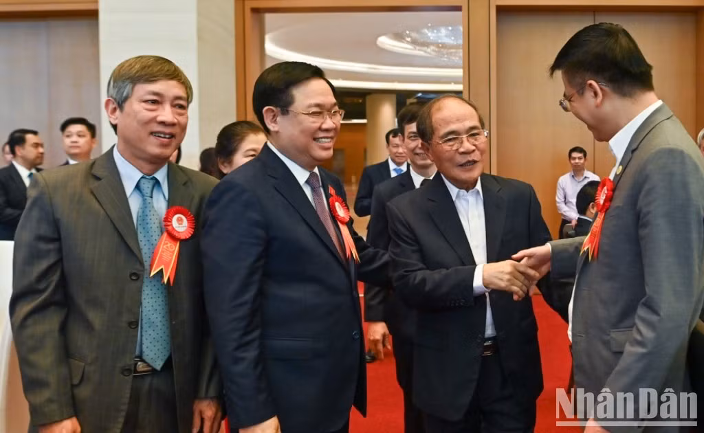  El presidente de la AN, Vuong Dinh Hue y el ex titular del órgano legislativo, Nguyen Sinh Hung, junto con los delegados en la ceremonia.