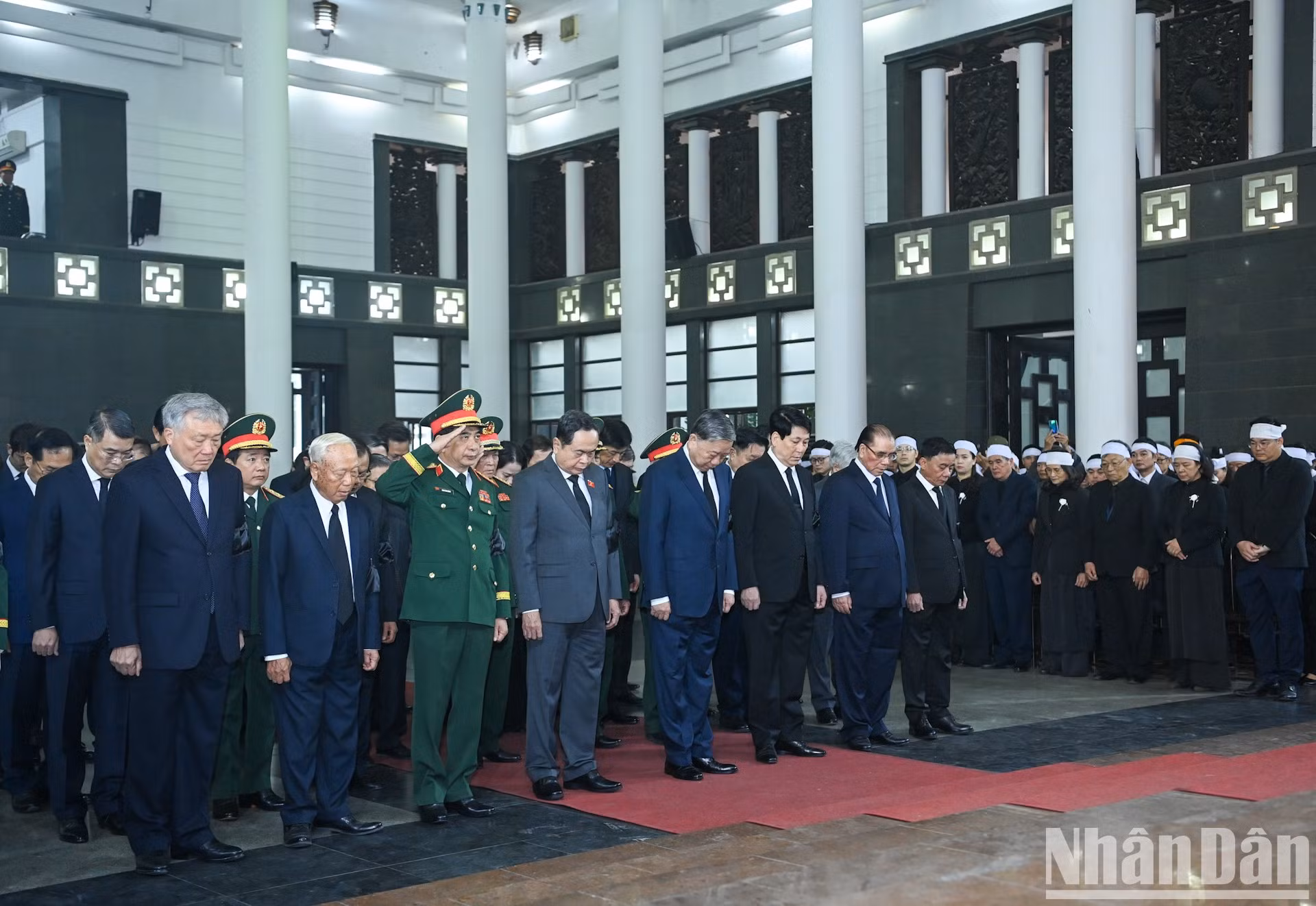 Los dirigentes y exlíderes del Partido y del Estado rinden tributo al general Nguyen Quyet.