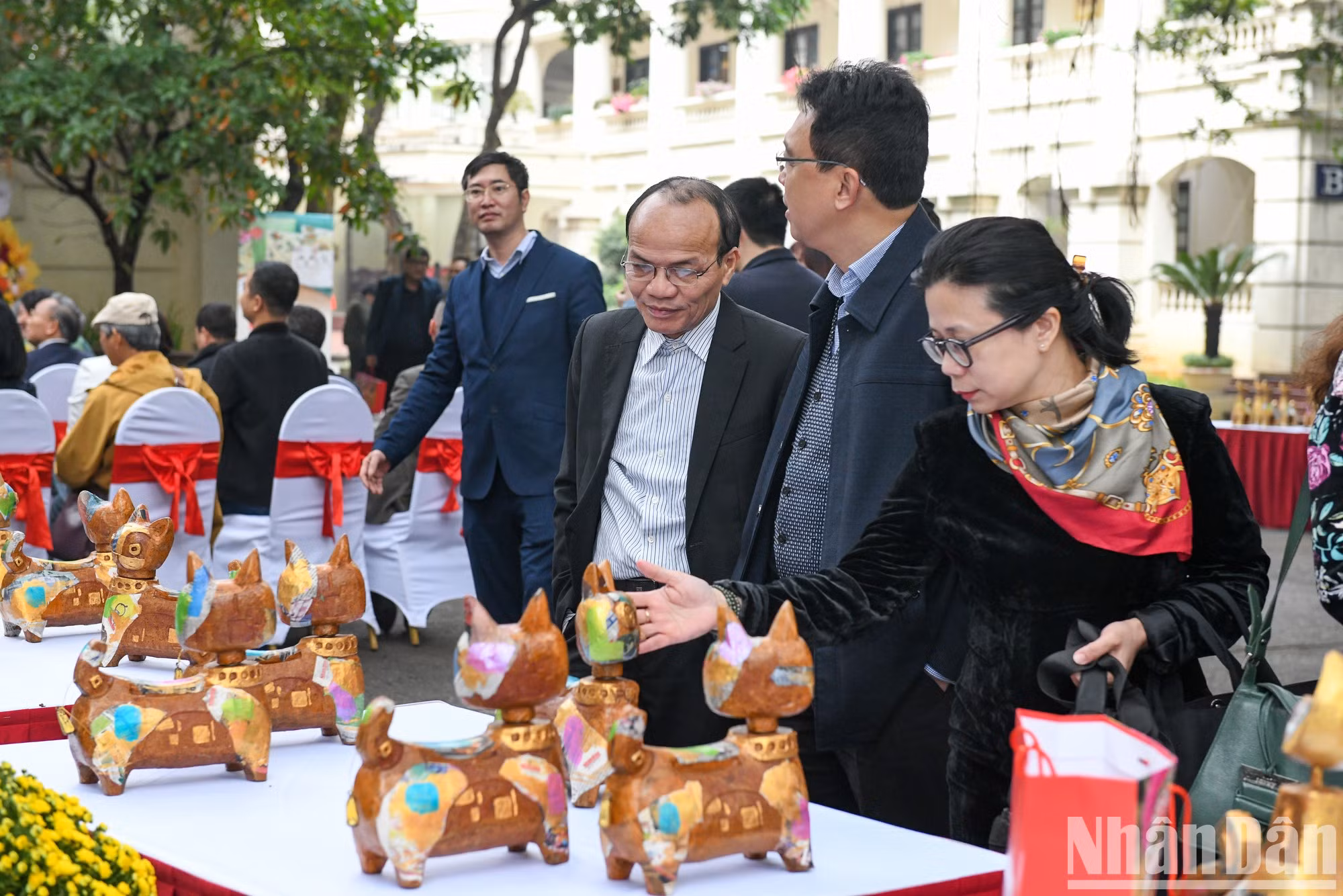 Los visitantes quedaron gratamente impresionados por las obras. (Foto: Thanh Dat)
