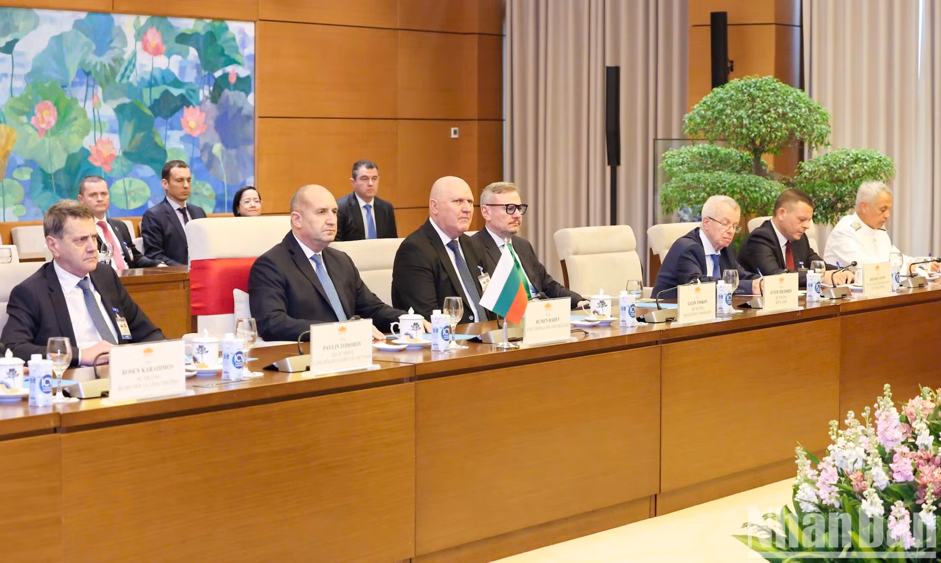 El presidente de Bulgaria, Rumen Radev, y los delegados búlgaros en la cita.